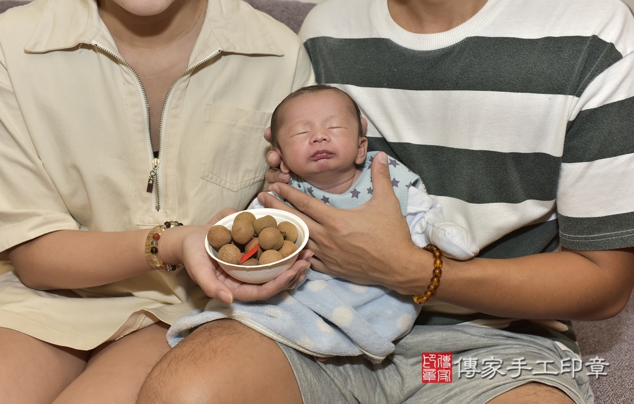 剃胎毛、滿月剃頭、嬰兒剃頭、嬰兒理髮、嬰兒剃髮、嬰兒剃胎毛、嬰兒滿月剃頭、寶寶剃頭、剃胎毛儀式、剃胎毛吉祥話、滿月剃頭儀式、滿月剃頭吉祥話、寶寶剃胎毛、寶寶滿月剃頭理髮、 宜蘭縣羅東鎮剃胎毛、宜蘭縣羅東鎮滿月剃頭、宜蘭縣羅東鎮嬰兒剃頭剃胎毛、宜蘭縣羅東鎮嬰兒理髮、宜蘭縣嬰兒剃髮、 蔡寶寶(宜蘭縣羅東鎮到府嬰兒寶寶滿月剃頭理髮、到府嬰兒剃胎毛儀式吉祥話)。到府剃頭剃胎毛主持、專業拍照、DVD光碟、證書。★購買「臍帶章、肚臍章、胎毛筆刷印章」贈送：剃頭、收涎、抓周，三選一。2020.11.03照片14