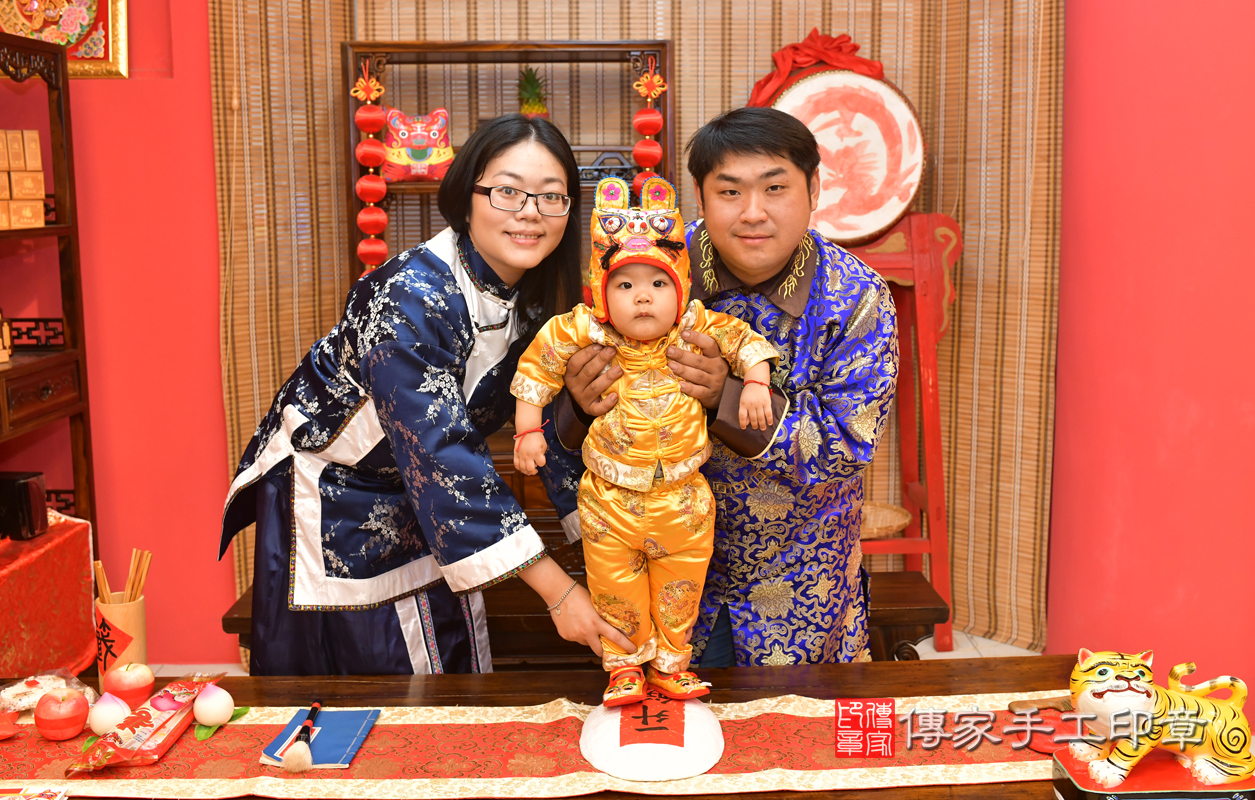 鳳山區許寶寶古禮抓周：抓周儀式【踏一升餅】。照片1