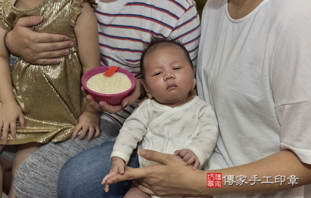 剃胎毛、滿月剃頭、嬰兒剃頭、嬰兒理髮、嬰兒剃髮、嬰兒剃胎毛、嬰兒滿月剃頭、寶寶剃頭、剃胎毛儀式、剃胎毛吉祥話、滿月剃頭儀式、滿月剃頭吉祥話、寶寶剃胎毛、寶寶滿月剃頭理髮、 新北市三重區剃胎毛、新北市三重區滿月剃頭、新北市三重區嬰兒剃頭剃胎毛、新北市三重區嬰兒理髮、新北市嬰兒剃髮、 陳寶寶(新北市三重區到府嬰兒寶寶滿月剃頭理髮、到府嬰兒剃胎毛儀式吉祥話)。到府剃頭剃胎毛主持、專業拍照、DVD光碟、證書。★購買「臍帶章、肚臍章、胎毛筆刷印章」贈送：剃頭、收涎、抓周，三選一。2020.11.06照片12