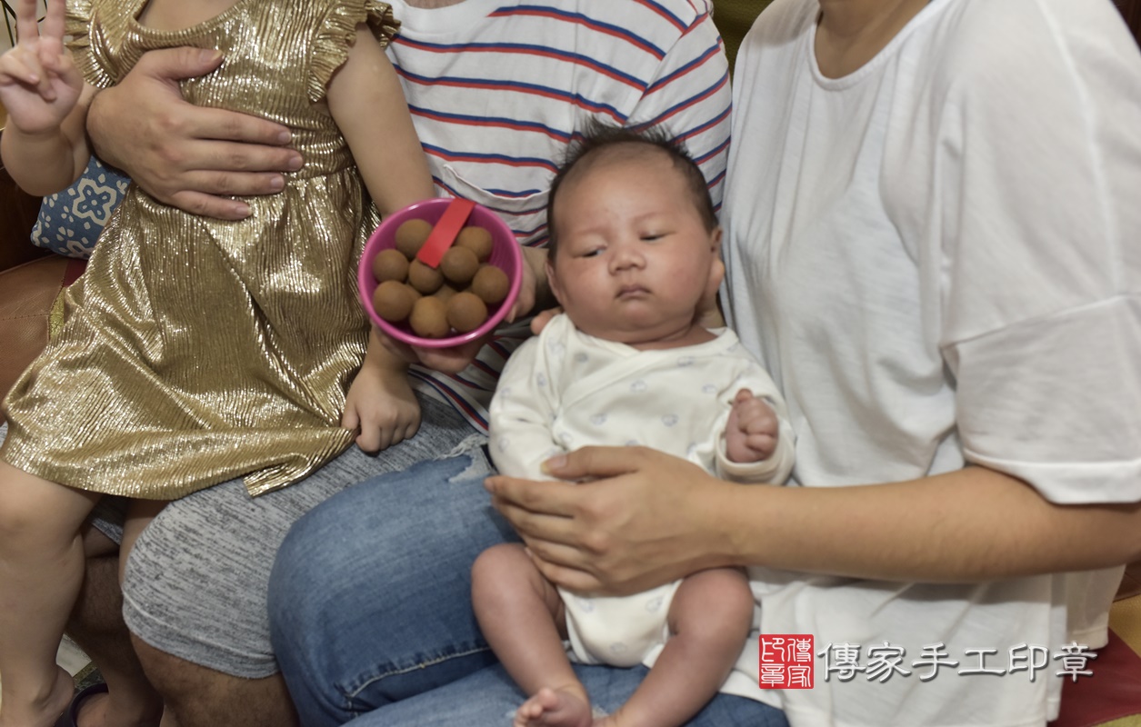 剃胎毛、滿月剃頭、嬰兒剃頭、嬰兒理髮、嬰兒剃髮、嬰兒剃胎毛、嬰兒滿月剃頭、寶寶剃頭、剃胎毛儀式、剃胎毛吉祥話、滿月剃頭儀式、滿月剃頭吉祥話、寶寶剃胎毛、寶寶滿月剃頭理髮、 新北市三重區剃胎毛、新北市三重區滿月剃頭、新北市三重區嬰兒剃頭剃胎毛、新北市三重區嬰兒理髮、新北市嬰兒剃髮、 陳寶寶(新北市三重區到府嬰兒寶寶滿月剃頭理髮、到府嬰兒剃胎毛儀式吉祥話)。到府剃頭剃胎毛主持、專業拍照、DVD光碟、證書。★購買「臍帶章、肚臍章、胎毛筆刷印章」贈送：剃頭、收涎、抓周，三選一。2020.11.06照片14