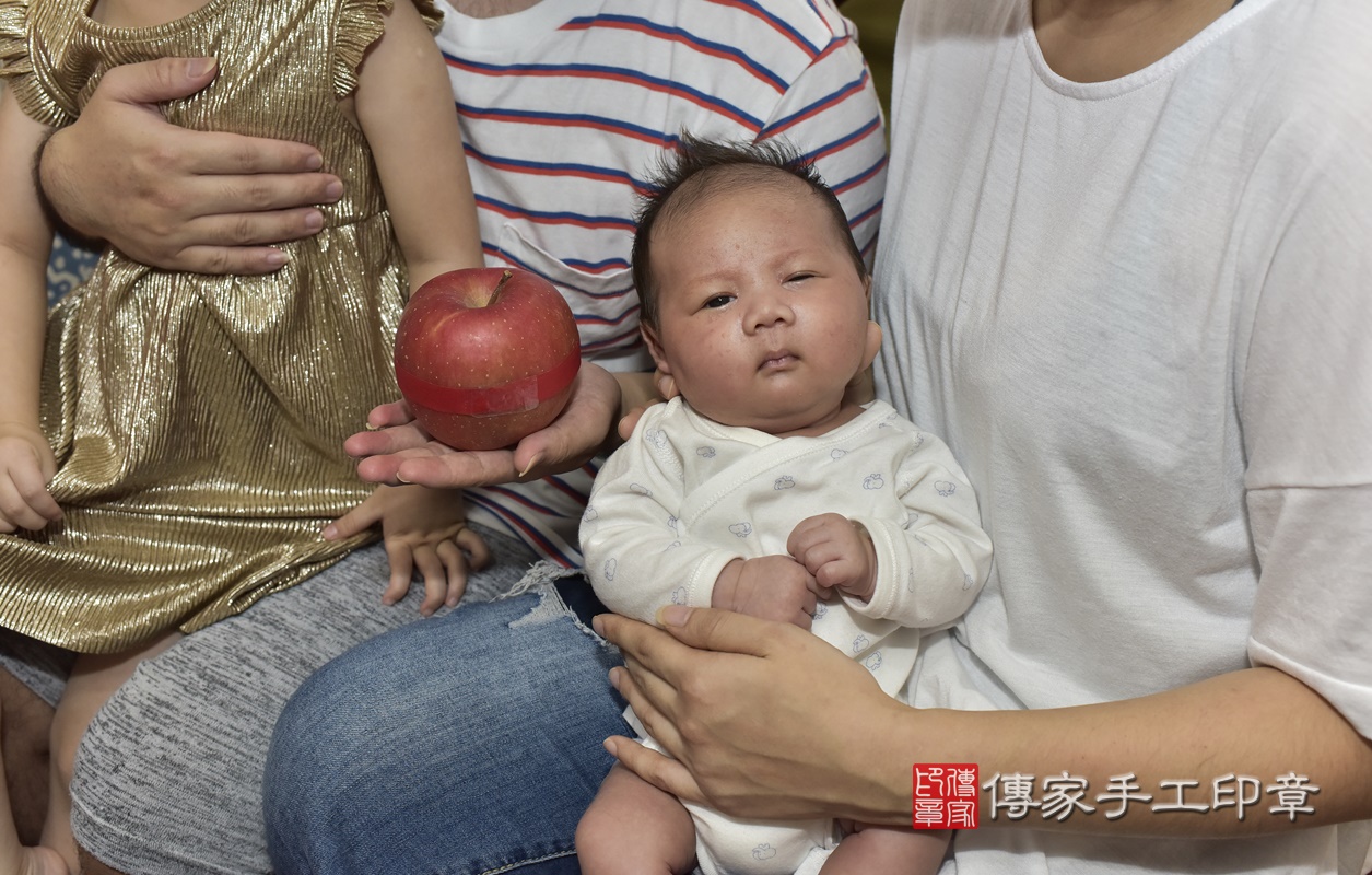 剃胎毛、滿月剃頭、嬰兒剃頭、嬰兒理髮、嬰兒剃髮、嬰兒剃胎毛、嬰兒滿月剃頭、寶寶剃頭、剃胎毛儀式、剃胎毛吉祥話、滿月剃頭儀式、滿月剃頭吉祥話、寶寶剃胎毛、寶寶滿月剃頭理髮、 新北市三重區剃胎毛、新北市三重區滿月剃頭、新北市三重區嬰兒剃頭剃胎毛、新北市三重區嬰兒理髮、新北市嬰兒剃髮、 陳寶寶(新北市三重區到府嬰兒寶寶滿月剃頭理髮、到府嬰兒剃胎毛儀式吉祥話)。到府剃頭剃胎毛主持、專業拍照、DVD光碟、證書。★購買「臍帶章、肚臍章、胎毛筆刷印章」贈送：剃頭、收涎、抓周，三選一。2020.11.06照片16