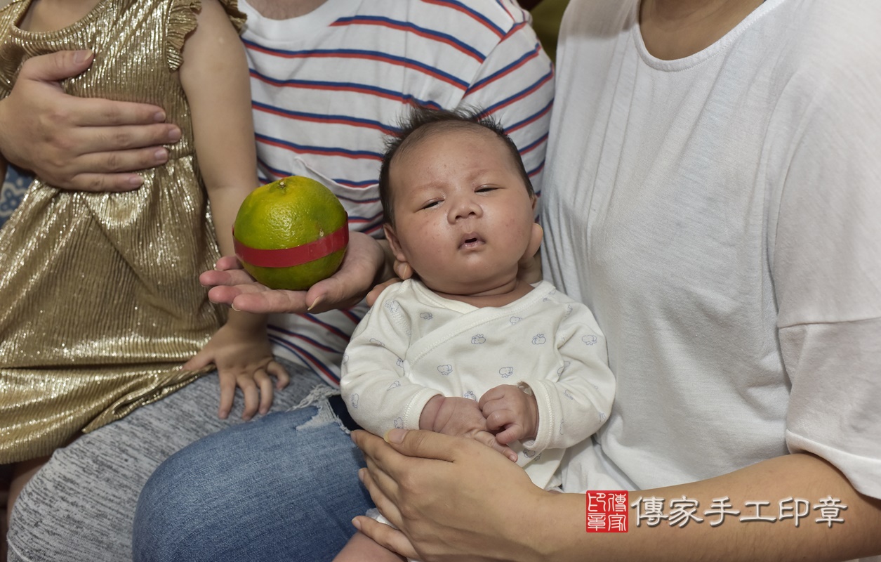 剃胎毛、滿月剃頭、嬰兒剃頭、嬰兒理髮、嬰兒剃髮、嬰兒剃胎毛、嬰兒滿月剃頭、寶寶剃頭、剃胎毛儀式、剃胎毛吉祥話、滿月剃頭儀式、滿月剃頭吉祥話、寶寶剃胎毛、寶寶滿月剃頭理髮、 新北市三重區剃胎毛、新北市三重區滿月剃頭、新北市三重區嬰兒剃頭剃胎毛、新北市三重區嬰兒理髮、新北市嬰兒剃髮、 陳寶寶(新北市三重區到府嬰兒寶寶滿月剃頭理髮、到府嬰兒剃胎毛儀式吉祥話)。到府剃頭剃胎毛主持、專業拍照、DVD光碟、證書。★購買「臍帶章、肚臍章、胎毛筆刷印章」贈送：剃頭、收涎、抓周，三選一。2020.11.06照片18