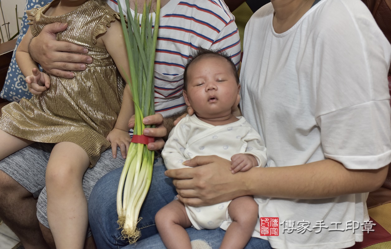 剃胎毛、滿月剃頭、嬰兒剃頭、嬰兒理髮、嬰兒剃髮、嬰兒剃胎毛、嬰兒滿月剃頭、寶寶剃頭、剃胎毛儀式、剃胎毛吉祥話、滿月剃頭儀式、滿月剃頭吉祥話、寶寶剃胎毛、寶寶滿月剃頭理髮、 新北市三重區剃胎毛、新北市三重區滿月剃頭、新北市三重區嬰兒剃頭剃胎毛、新北市三重區嬰兒理髮、新北市嬰兒剃髮、 陳寶寶(新北市三重區到府嬰兒寶寶滿月剃頭理髮、到府嬰兒剃胎毛儀式吉祥話)。到府剃頭剃胎毛主持、專業拍照、DVD光碟、證書。★購買「臍帶章、肚臍章、胎毛筆刷印章」贈送：剃頭、收涎、抓周，三選一。2020.11.06照片24