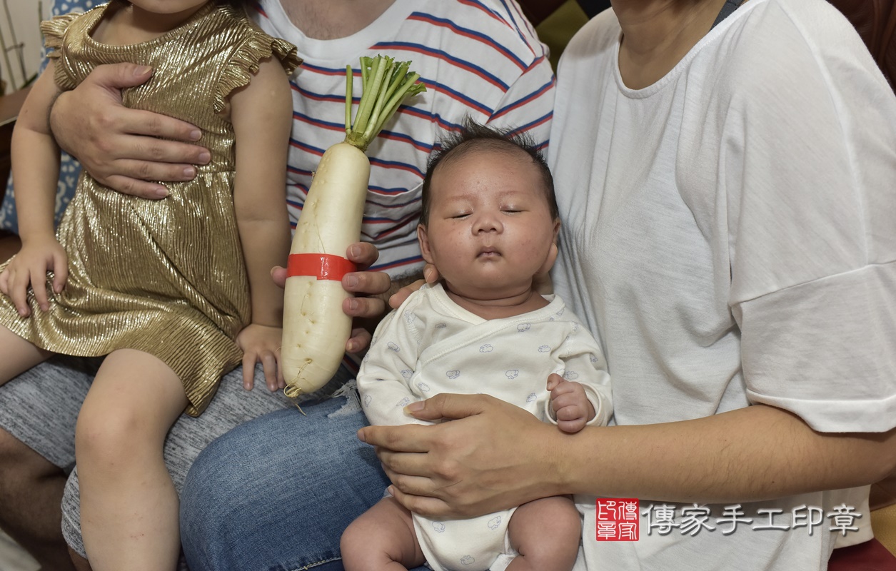 剃胎毛、滿月剃頭、嬰兒剃頭、嬰兒理髮、嬰兒剃髮、嬰兒剃胎毛、嬰兒滿月剃頭、寶寶剃頭、剃胎毛儀式、剃胎毛吉祥話、滿月剃頭儀式、滿月剃頭吉祥話、寶寶剃胎毛、寶寶滿月剃頭理髮、 新北市三重區剃胎毛、新北市三重區滿月剃頭、新北市三重區嬰兒剃頭剃胎毛、新北市三重區嬰兒理髮、新北市嬰兒剃髮、 陳寶寶(新北市三重區到府嬰兒寶寶滿月剃頭理髮、到府嬰兒剃胎毛儀式吉祥話)。到府剃頭剃胎毛主持、專業拍照、DVD光碟、證書。★購買「臍帶章、肚臍章、胎毛筆刷印章」贈送：剃頭、收涎、抓周，三選一。2020.11.06照片26