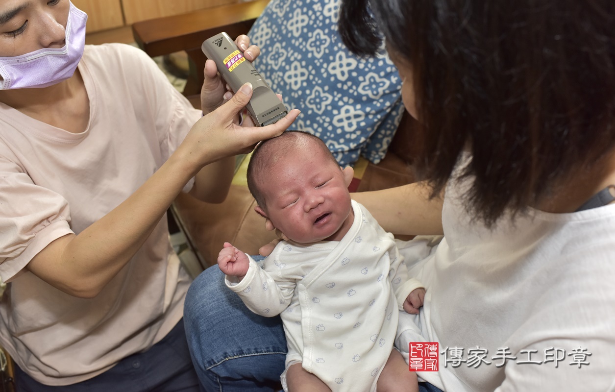 剃胎毛、滿月剃頭、嬰兒剃頭、嬰兒理髮、嬰兒剃髮、嬰兒剃胎毛、嬰兒滿月剃頭、寶寶剃頭、剃胎毛儀式、剃胎毛吉祥話、滿月剃頭儀式、滿月剃頭吉祥話、寶寶剃胎毛、寶寶滿月剃頭理髮、 新北市三重區剃胎毛、新北市三重區滿月剃頭、新北市三重區嬰兒剃頭剃胎毛、新北市三重區嬰兒理髮、新北市嬰兒剃髮、 陳寶寶(新北市三重區到府嬰兒寶寶滿月剃頭理髮、到府嬰兒剃胎毛儀式吉祥話)。到府剃頭剃胎毛主持、專業拍照、DVD光碟、證書。★購買「臍帶章、肚臍章、胎毛筆刷印章」贈送：剃頭、收涎、抓周，三選一。2020.11.06照片35