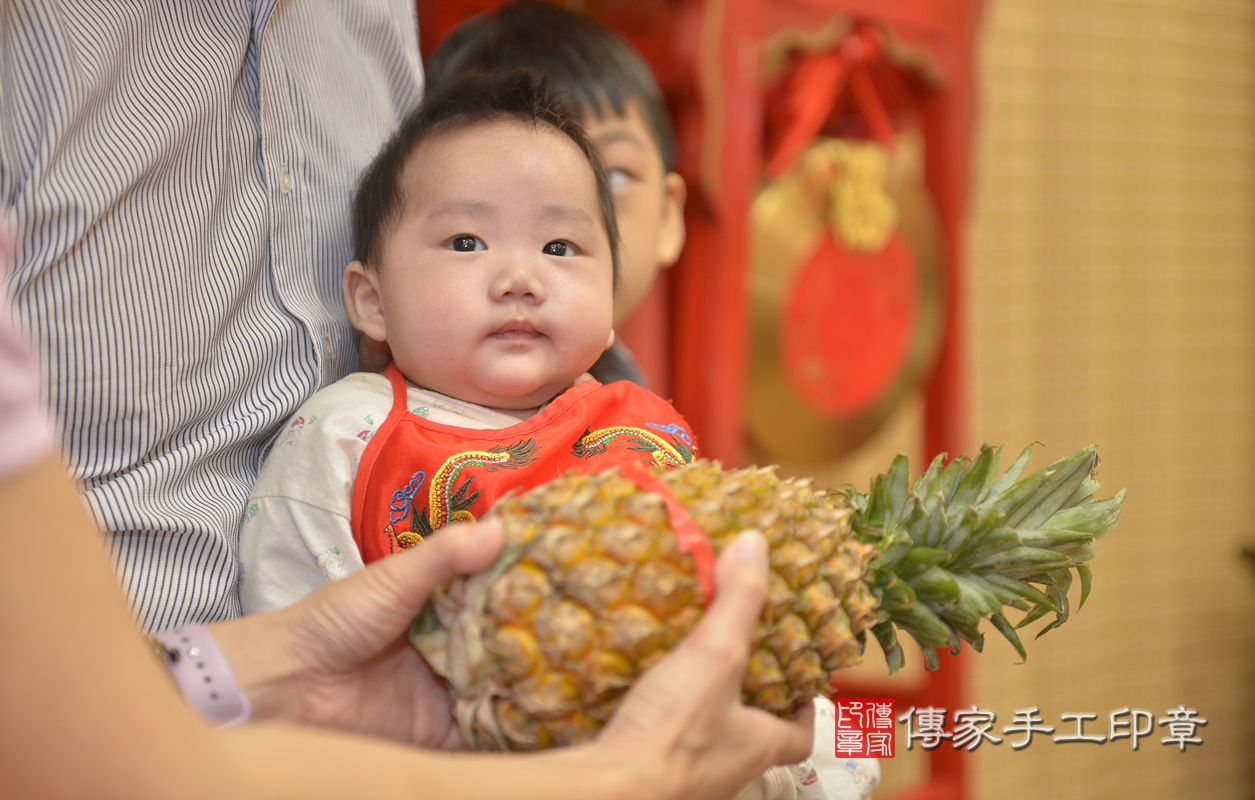 剃胎毛、滿月剃頭、嬰兒剃頭、嬰兒理髮、嬰兒剃髮、嬰兒剃胎毛、嬰兒滿月剃頭、寶寶剃頭、剃胎毛儀式、剃胎毛吉祥話、滿月剃頭儀式、滿月剃頭吉祥話、寶寶剃胎毛、寶寶滿月剃頭理髮、 新北市永和區剃胎毛、新北市永和區滿月剃頭、新北市永和區嬰兒剃頭剃胎毛、新北市永和區嬰兒理髮、新北市嬰兒剃髮、 陳寶寶(新北市永和區嬰兒寶寶滿月剃頭理髮、嬰兒剃胎毛儀式吉祥話)。中國風會場，爸媽寶貝穿「日中韓」古裝禮服。專業拍照、DVD光碟、證書。★購買「臍帶章、肚臍章、胎毛筆刷印章」贈送：剃頭、收涎、抓周，三選一。2020.11.08照片27