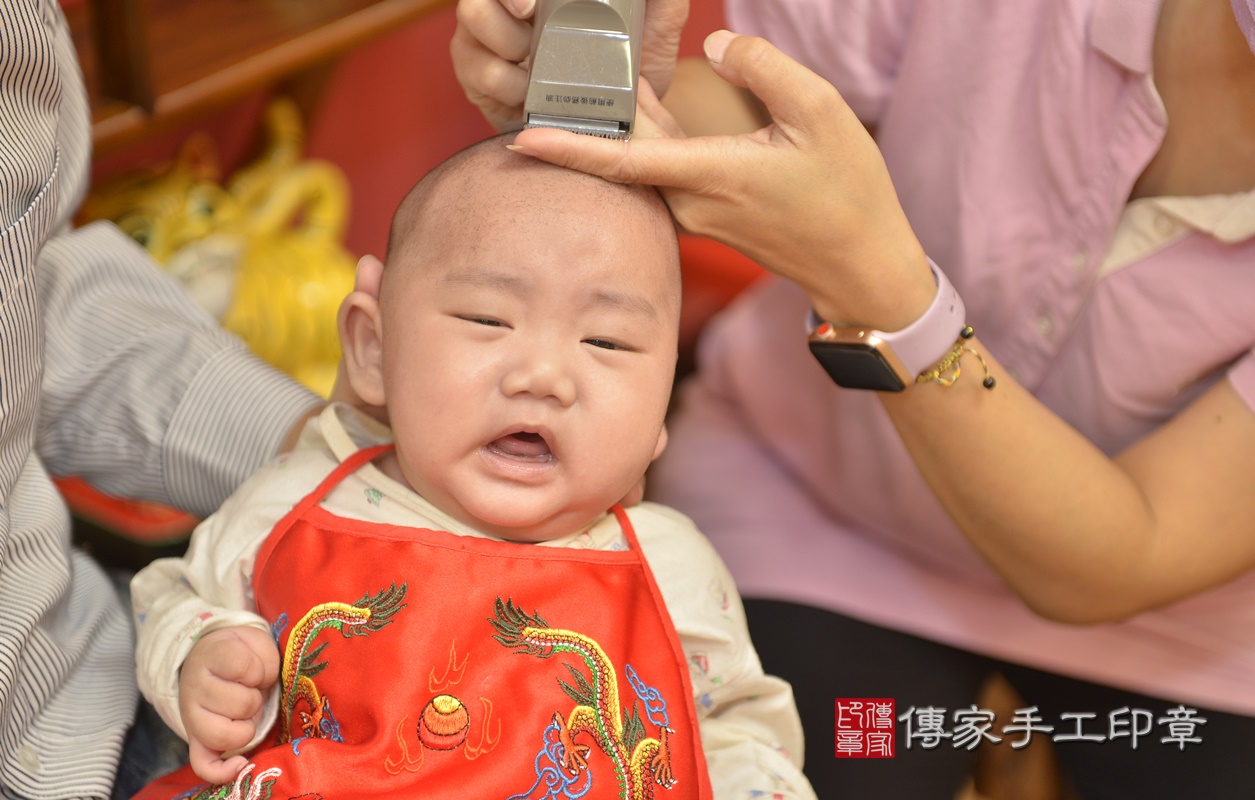 剃胎毛、滿月剃頭、嬰兒剃頭、嬰兒理髮、嬰兒剃髮、嬰兒剃胎毛、嬰兒滿月剃頭、寶寶剃頭、剃胎毛儀式、剃胎毛吉祥話、滿月剃頭儀式、滿月剃頭吉祥話、寶寶剃胎毛、寶寶滿月剃頭理髮、 新北市永和區剃胎毛、新北市永和區滿月剃頭、新北市永和區嬰兒剃頭剃胎毛、新北市永和區嬰兒理髮、新北市嬰兒剃髮、 陳寶寶(新北市永和區嬰兒寶寶滿月剃頭理髮、嬰兒剃胎毛儀式吉祥話)。中國風會場，爸媽寶貝穿「日中韓」古裝禮服。專業拍照、DVD光碟、證書。★購買「臍帶章、肚臍章、胎毛筆刷印章」贈送：剃頭、收涎、抓周，三選一。2020.11.08照片33