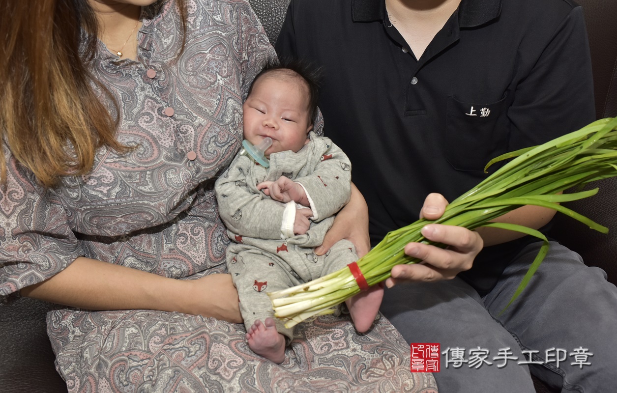 剃胎毛、滿月剃頭、嬰兒剃頭、嬰兒理髮、嬰兒剃髮、嬰兒剃胎毛、嬰兒滿月剃頭、寶寶剃頭、剃胎毛儀式、剃胎毛吉祥話、滿月剃頭儀式、滿月剃頭吉祥話、寶寶剃胎毛、寶寶滿月剃頭理髮、 新北市三重區剃胎毛、新北市三重區滿月剃頭、新北市三重區嬰兒剃頭剃胎毛、新北市三重區嬰兒理髮、新北市嬰兒剃髮、 余寶寶(新北市三重區到府嬰兒寶寶滿月剃頭理髮、到府嬰兒剃胎毛儀式吉祥話)。到府剃頭剃胎毛主持、專業拍照、DVD光碟、證書。★購買「臍帶章、肚臍章、胎毛筆刷印章」贈送：剃頭、收涎、抓周，三選一。2020.11.09照片20