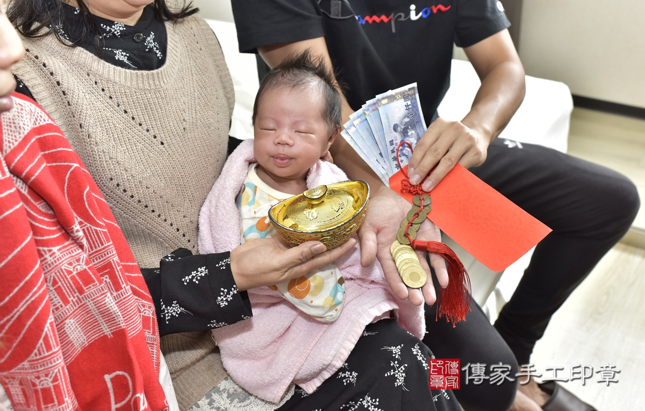 剃胎毛、滿月剃頭、嬰兒剃頭、嬰兒理髮、嬰兒剃髮、嬰兒剃胎毛、嬰兒滿月剃頭、寶寶剃頭、剃胎毛儀式、剃胎毛吉祥話、滿月剃頭儀式、滿月剃頭吉祥話、寶寶剃胎毛、寶寶滿月剃頭理髮、 新北市中和區剃胎毛、新北市中和區滿月剃頭、新北市中和區嬰兒剃頭剃胎毛、新北市中和區嬰兒理髮、新北市嬰兒剃髮、 謝寶寶(新北市中和區到府嬰兒寶寶滿月剃頭理髮、到府嬰兒剃胎毛儀式吉祥話)。到府剃頭剃胎毛主持、專業拍照、DVD光碟、證書。★購買「臍帶章、肚臍章、胎毛筆刷印章」贈送：剃頭、收涎、抓周，三選一。2020.11.12照片27