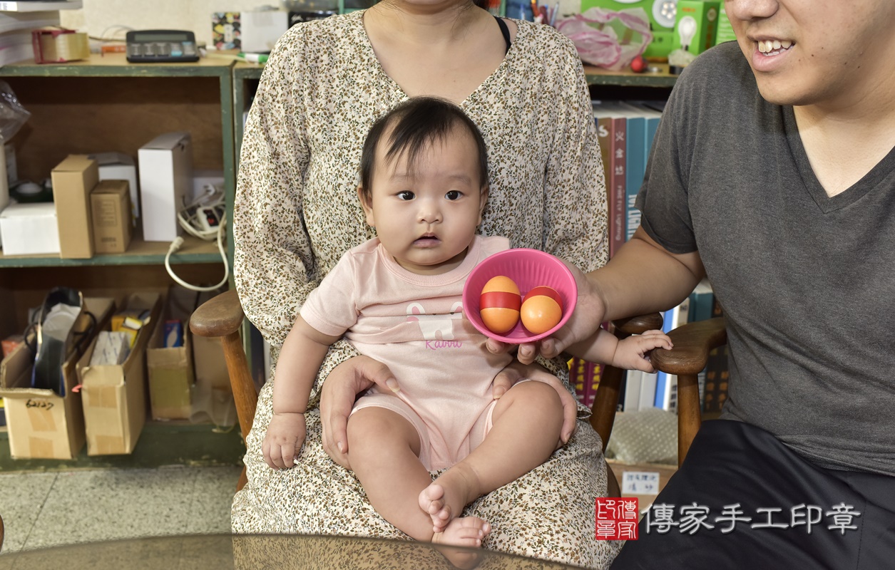 剃胎毛、滿月剃頭、嬰兒剃頭、嬰兒理髮、嬰兒剃髮、嬰兒剃胎毛、嬰兒滿月剃頭、寶寶剃頭、剃胎毛儀式、剃胎毛吉祥話、滿月剃頭儀式、滿月剃頭吉祥話、寶寶剃胎毛、寶寶滿月剃頭理髮、 新北市林口區剃胎毛、新北市林口區滿月剃頭、新北市林口區嬰兒剃頭剃胎毛、新北市林口區嬰兒理髮、新北市嬰兒剃髮、 蔡寶寶(新北市林口區到府嬰兒寶寶滿月剃頭理髮、到府嬰兒剃胎毛儀式吉祥話)。到府剃頭剃胎毛主持、專業拍照、DVD光碟、證書。★購買「臍帶章、肚臍章、胎毛筆刷印章」贈送：剃頭、收涎、抓周，三選一。2020.11.17照片6