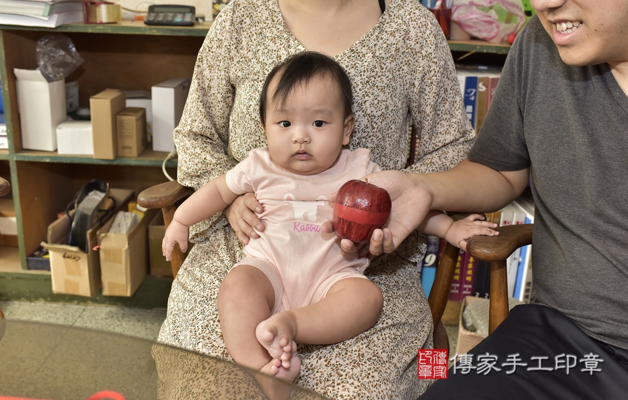 剃胎毛、滿月剃頭、嬰兒剃頭、嬰兒理髮、嬰兒剃髮、嬰兒剃胎毛、嬰兒滿月剃頭、寶寶剃頭、剃胎毛儀式、剃胎毛吉祥話、滿月剃頭儀式、滿月剃頭吉祥話、寶寶剃胎毛、寶寶滿月剃頭理髮、 新北市林口區剃胎毛、新北市林口區滿月剃頭、新北市林口區嬰兒剃頭剃胎毛、新北市林口區嬰兒理髮、新北市嬰兒剃髮、 蔡寶寶(新北市林口區到府嬰兒寶寶滿月剃頭理髮、到府嬰兒剃胎毛儀式吉祥話)。到府剃頭剃胎毛主持、專業拍照、DVD光碟、證書。★購買「臍帶章、肚臍章、胎毛筆刷印章」贈送：剃頭、收涎、抓周，三選一。2020.11.17照片16