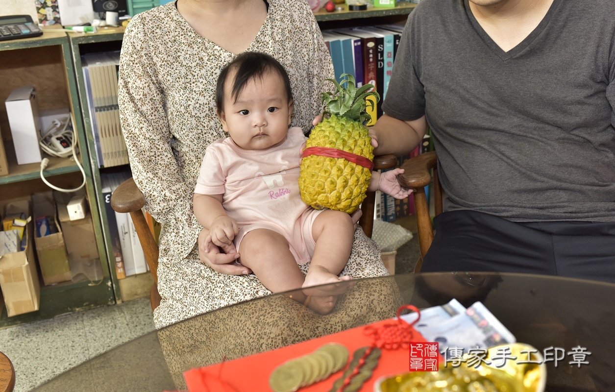 剃胎毛、滿月剃頭、嬰兒剃頭、嬰兒理髮、嬰兒剃髮、嬰兒剃胎毛、嬰兒滿月剃頭、寶寶剃頭、剃胎毛儀式、剃胎毛吉祥話、滿月剃頭儀式、滿月剃頭吉祥話、寶寶剃胎毛、寶寶滿月剃頭理髮、 新北市林口區剃胎毛、新北市林口區滿月剃頭、新北市林口區嬰兒剃頭剃胎毛、新北市林口區嬰兒理髮、新北市嬰兒剃髮、 蔡寶寶(新北市林口區到府嬰兒寶寶滿月剃頭理髮、到府嬰兒剃胎毛儀式吉祥話)。到府剃頭剃胎毛主持、專業拍照、DVD光碟、證書。★購買「臍帶章、肚臍章、胎毛筆刷印章」贈送：剃頭、收涎、抓周，三選一。2020.11.17照片24