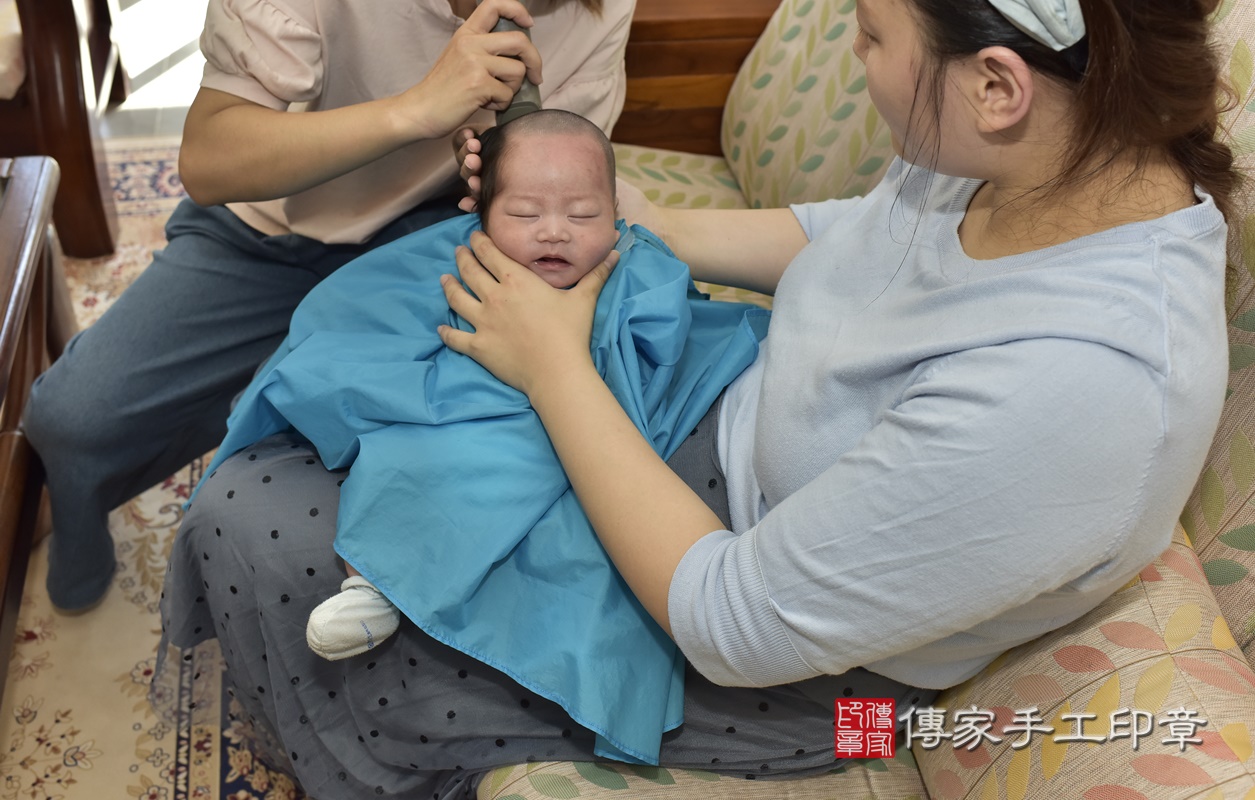 剃胎毛、滿月剃頭、嬰兒剃頭、嬰兒理髮、嬰兒剃髮、嬰兒剃胎毛、嬰兒滿月剃頭、寶寶剃頭、剃胎毛儀式、剃胎毛吉祥話、滿月剃頭儀式、滿月剃頭吉祥話、寶寶剃胎毛、寶寶滿月剃頭理髮、 基隆市汐止區剃胎毛、基隆市汐止區滿月剃頭、基隆市汐止區嬰兒剃頭剃胎毛、基隆市汐止區嬰兒理髮、基隆市嬰兒剃髮、 鄒寶寶(基隆市汐止區到府嬰兒寶寶滿月剃頭理髮、到府嬰兒剃胎毛儀式吉祥話)。到府剃頭剃胎毛主持、專業拍照、DVD光碟、證書。★購買「臍帶章、肚臍章、胎毛筆刷印章」贈送：剃頭、收涎、抓周，三選一。2020.11.18照片29