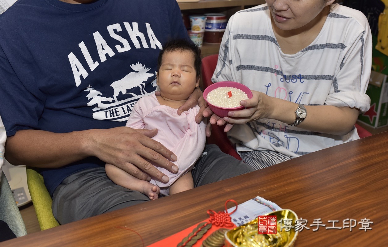 剃胎毛、滿月剃頭、嬰兒剃頭、嬰兒理髮、嬰兒剃髮、嬰兒剃胎毛、嬰兒滿月剃頭、寶寶剃頭、剃胎毛儀式、剃胎毛吉祥話、滿月剃頭儀式、滿月剃頭吉祥話、寶寶剃胎毛、寶寶滿月剃頭理髮、 桃園市中壢區剃胎毛、桃園市中壢區滿月剃頭、桃園市中壢區嬰兒剃頭剃胎毛、桃園市中壢區嬰兒理髮、桃園市嬰兒剃髮、 周寶寶(桃園市中壢區到府嬰兒寶寶滿月剃頭理髮、到府嬰兒剃胎毛儀式吉祥話)。到府剃頭剃胎毛主持、專業拍照、DVD光碟、證書。★購買「臍帶章、肚臍章、胎毛筆刷印章」贈送：剃頭、收涎、抓周，三選一。2020.11.20照片12