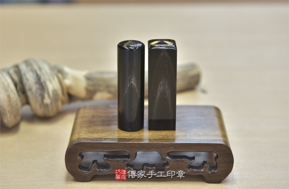 電腦刻印印章：天然黑牛角臍帶章實際成品、印章作品分享、天然黑牛角印章材質介紹。（臍帶印章、肚臍章、肚臍印章，胎毛印章，一圓一方）傳家手工印章新竹店2020.12.10