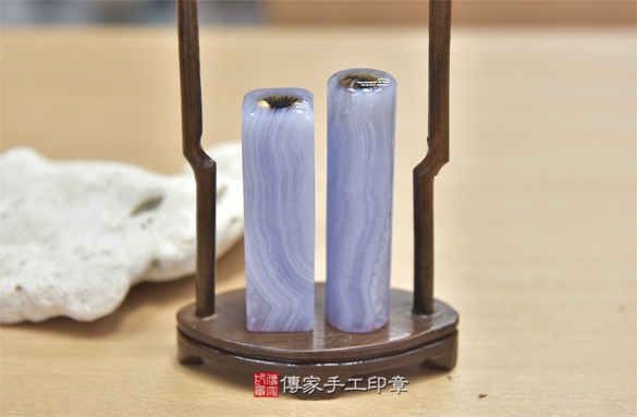 全手工噴砂印章：藍紋玉臍帶章實際成品、印章作品分享、藍紋玉印章材質介紹。（臍帶印章、肚臍章、肚臍印章，胎毛印章，一圓一方）傳家手工印章新竹店2020.12.12