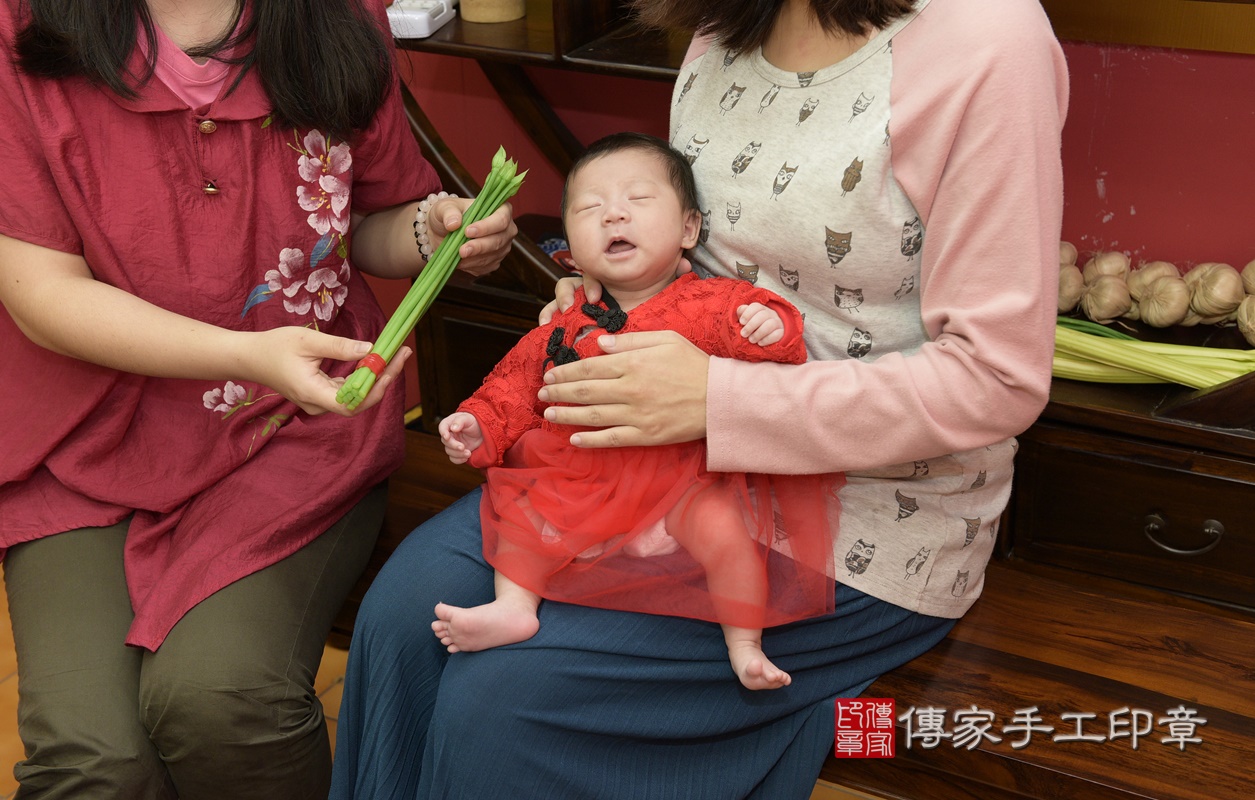 剃胎毛、滿月剃頭、嬰兒剃頭、嬰兒理髮、嬰兒剃髮、嬰兒剃胎毛、嬰兒滿月剃頭、寶寶剃頭、剃胎毛儀式、剃胎毛吉祥話、滿月剃頭儀式、滿月剃頭吉祥話、寶寶剃胎毛、寶寶滿月剃頭理髮、 桃園市八德區剃胎毛、桃園市八德區滿月剃頭、桃園市八德區嬰兒剃頭剃胎毛、桃園市八德區嬰兒理髮、桃園市嬰兒剃髮、 吳寶寶(桃園市八德區嬰兒寶寶滿月剃頭理髮、嬰兒剃胎毛儀式吉祥話)。中國風會場，爸媽寶貝穿「日中韓」古裝禮服。專業拍照、DVD光碟、證書。★購買「臍帶章、肚臍章、胎毛筆刷印章」贈送：剃頭、收涎、抓周，三選一。2020.11.27照片18