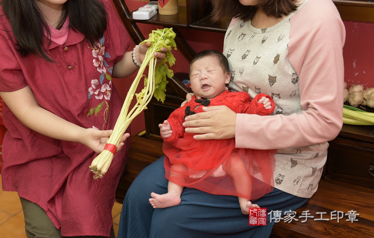 剃胎毛、滿月剃頭、嬰兒剃頭、嬰兒理髮、嬰兒剃髮、嬰兒剃胎毛、嬰兒滿月剃頭、寶寶剃頭、剃胎毛儀式、剃胎毛吉祥話、滿月剃頭儀式、滿月剃頭吉祥話、寶寶剃胎毛、寶寶滿月剃頭理髮、 桃園市八德區剃胎毛、桃園市八德區滿月剃頭、桃園市八德區嬰兒剃頭剃胎毛、桃園市八德區嬰兒理髮、桃園市嬰兒剃髮、 吳寶寶(桃園市八德區嬰兒寶寶滿月剃頭理髮、嬰兒剃胎毛儀式吉祥話)。中國風會場，爸媽寶貝穿「日中韓」古裝禮服。專業拍照、DVD光碟、證書。★購買「臍帶章、肚臍章、胎毛筆刷印章」贈送：剃頭、收涎、抓周，三選一。2020.11.27照片19