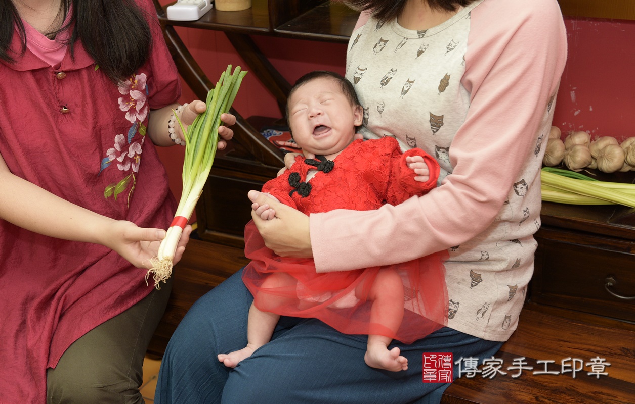 剃胎毛、滿月剃頭、嬰兒剃頭、嬰兒理髮、嬰兒剃髮、嬰兒剃胎毛、嬰兒滿月剃頭、寶寶剃頭、剃胎毛儀式、剃胎毛吉祥話、滿月剃頭儀式、滿月剃頭吉祥話、寶寶剃胎毛、寶寶滿月剃頭理髮、 桃園市八德區剃胎毛、桃園市八德區滿月剃頭、桃園市八德區嬰兒剃頭剃胎毛、桃園市八德區嬰兒理髮、桃園市嬰兒剃髮、 吳寶寶(桃園市八德區嬰兒寶寶滿月剃頭理髮、嬰兒剃胎毛儀式吉祥話)。中國風會場，爸媽寶貝穿「日中韓」古裝禮服。專業拍照、DVD光碟、證書。★購買「臍帶章、肚臍章、胎毛筆刷印章」贈送：剃頭、收涎、抓周，三選一。2020.11.27照片20