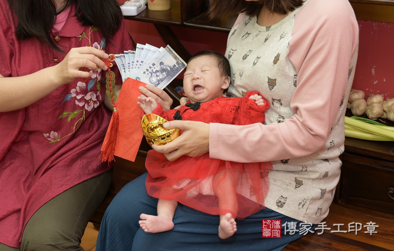 剃胎毛、滿月剃頭、嬰兒剃頭、嬰兒理髮、嬰兒剃髮、嬰兒剃胎毛、嬰兒滿月剃頭、寶寶剃頭、剃胎毛儀式、剃胎毛吉祥話、滿月剃頭儀式、滿月剃頭吉祥話、寶寶剃胎毛、寶寶滿月剃頭理髮、 桃園市八德區剃胎毛、桃園市八德區滿月剃頭、桃園市八德區嬰兒剃頭剃胎毛、桃園市八德區嬰兒理髮、桃園市嬰兒剃髮、 吳寶寶(桃園市八德區嬰兒寶寶滿月剃頭理髮、嬰兒剃胎毛儀式吉祥話)。中國風會場，爸媽寶貝穿「日中韓」古裝禮服。專業拍照、DVD光碟、證書。★購買「臍帶章、肚臍章、胎毛筆刷印章」贈送：剃頭、收涎、抓周，三選一。2020.11.27照片25