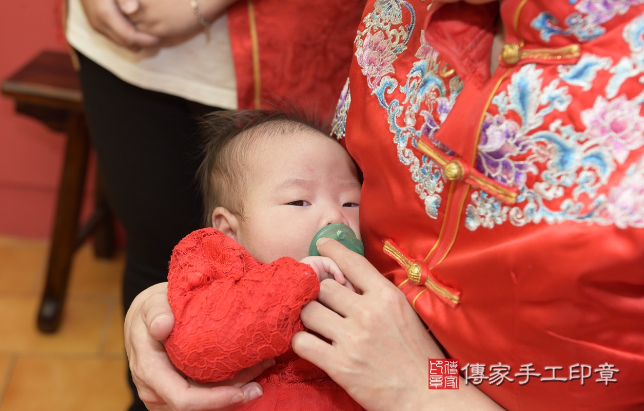 剃胎毛、滿月剃頭、嬰兒剃頭、嬰兒理髮、嬰兒剃髮、嬰兒剃胎毛、嬰兒滿月剃頭、寶寶剃頭、剃胎毛儀式、剃胎毛吉祥話、滿月剃頭儀式、滿月剃頭吉祥話、寶寶剃胎毛、寶寶滿月剃頭理髮、 桃園市八德區剃胎毛、桃園市八德區滿月剃頭、桃園市八德區嬰兒剃頭剃胎毛、桃園市八德區嬰兒理髮、桃園市嬰兒剃髮、 李寶寶(桃園市八德區嬰兒寶寶滿月剃頭理髮、嬰兒剃胎毛儀式吉祥話)。中國風會場，爸媽寶貝穿「日中韓」古裝禮服。專業拍照、DVD光碟、證書。★購買「臍帶章、肚臍章、胎毛筆刷印章」贈送：剃頭、收涎、抓周，三選一。2020.11.26照片4