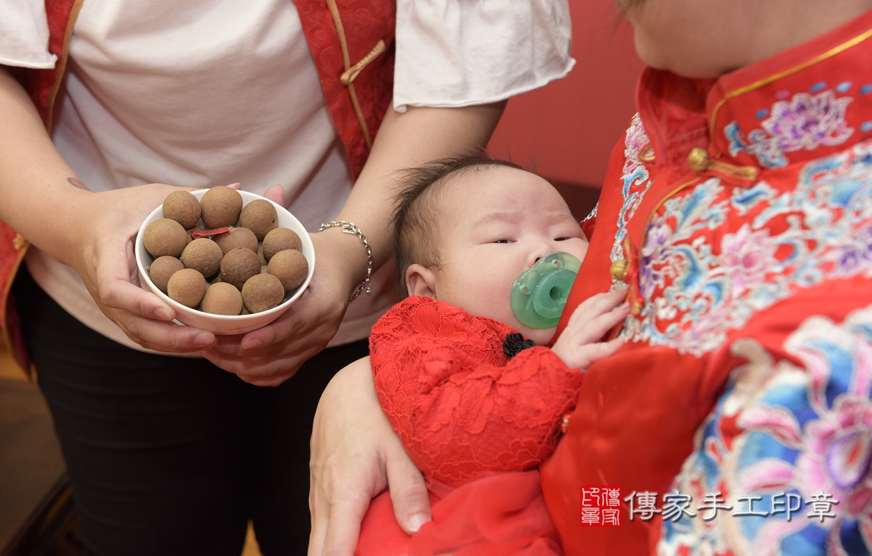 剃胎毛、滿月剃頭、嬰兒剃頭、嬰兒理髮、嬰兒剃髮、嬰兒剃胎毛、嬰兒滿月剃頭、寶寶剃頭、剃胎毛儀式、剃胎毛吉祥話、滿月剃頭儀式、滿月剃頭吉祥話、寶寶剃胎毛、寶寶滿月剃頭理髮、 桃園市八德區剃胎毛、桃園市八德區滿月剃頭、桃園市八德區嬰兒剃頭剃胎毛、桃園市八德區嬰兒理髮、桃園市嬰兒剃髮、 李寶寶(桃園市八德區嬰兒寶寶滿月剃頭理髮、嬰兒剃胎毛儀式吉祥話)。中國風會場，爸媽寶貝穿「日中韓」古裝禮服。專業拍照、DVD光碟、證書。★購買「臍帶章、肚臍章、胎毛筆刷印章」贈送：剃頭、收涎、抓周，三選一。2020.11.26照片13