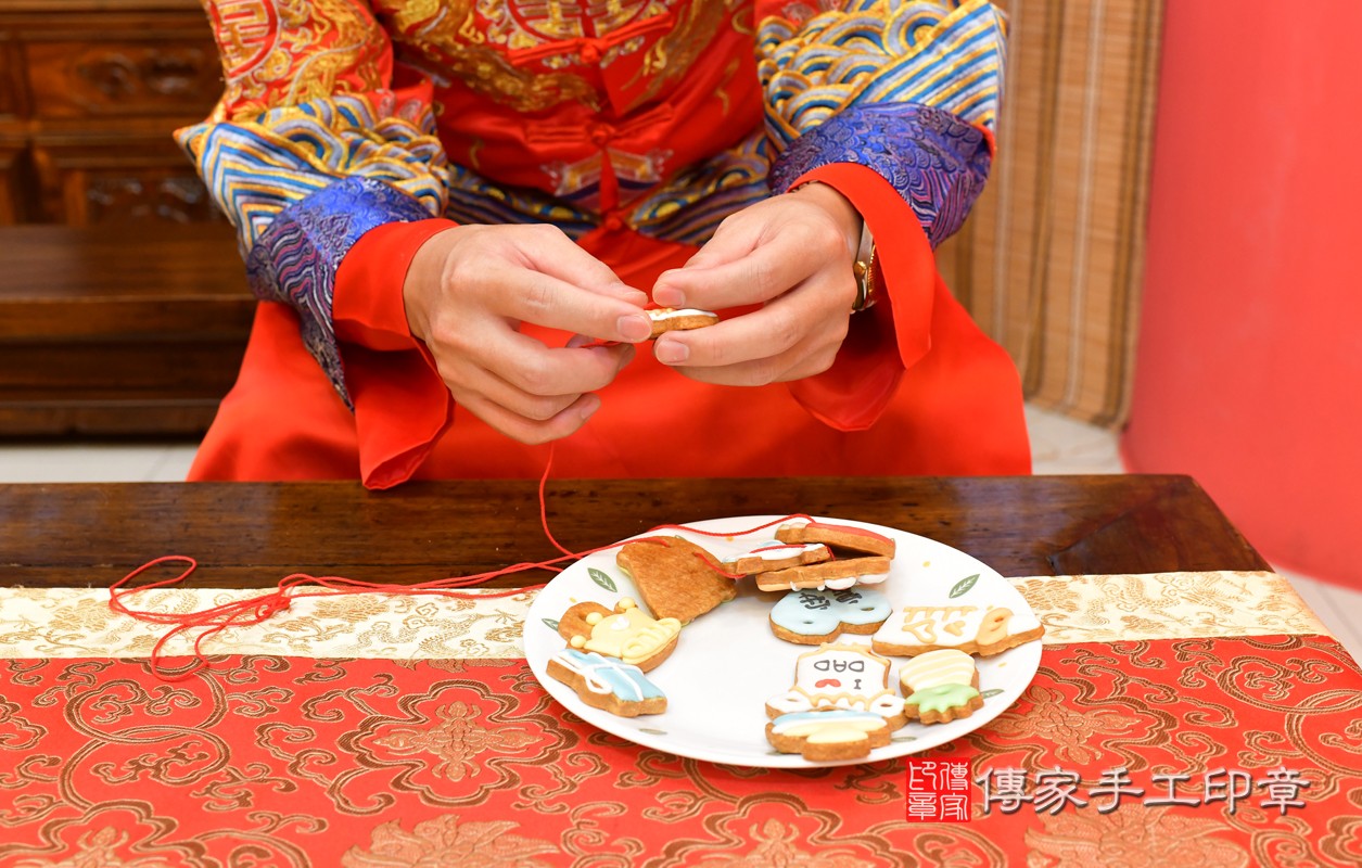 高雄市鳳山區黃寶寶古禮收涎祝福活動:為寶寶戴上收涎餅乾。照片7