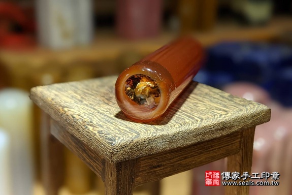 半手工噴砂印章：紅瑪瑙臍帶章實際成品、印章作品分享、紅瑪瑙印章材質介紹。（臍帶印章、肚臍章、肚臍印章，一圓一方）傳家手工印章高雄店。2021.02.01