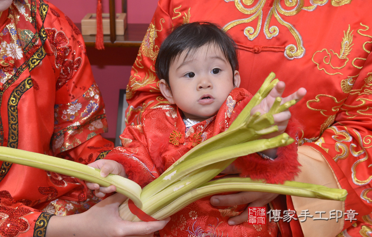 永和區羅寶寶古禮抓周：抓周儀式【抱芹菜】。照片1