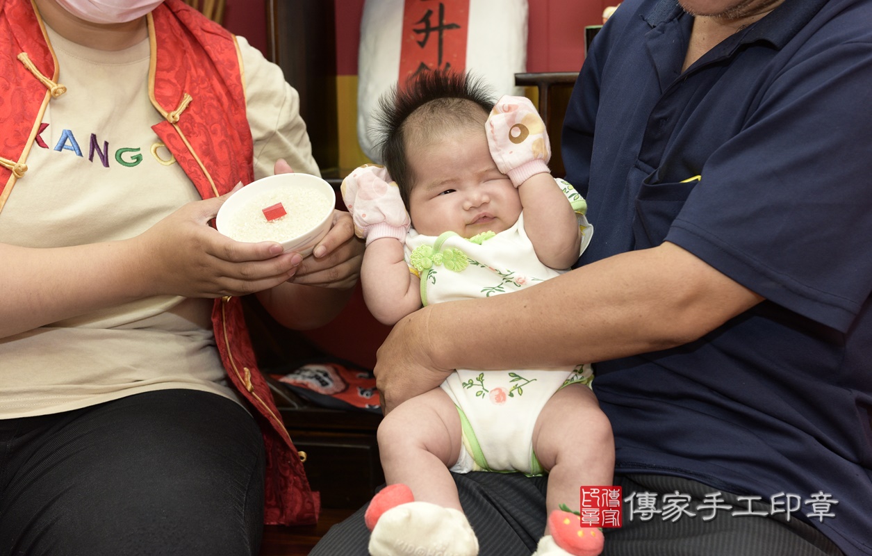 剃胎毛、滿月剃頭、嬰兒剃頭、嬰兒理髮、嬰兒剃髮、嬰兒剃胎毛、嬰兒滿月剃頭、寶寶剃頭、剃胎毛儀式、剃胎毛吉祥話、滿月剃頭儀式、滿月剃頭吉祥話、寶寶剃胎毛、寶寶滿月剃頭理髮、 桃園市八德區剃胎毛、桃園市八德區滿月剃頭、桃園市八德區嬰兒剃頭剃胎毛、桃園市八德區嬰兒理髮、桃園市嬰兒剃髮、 盧寶寶(桃園市八德區嬰兒寶寶滿月剃頭理髮、嬰兒剃胎毛儀式吉祥話)。中國風會場，爸媽寶貝穿「日中韓」古裝禮服。專業拍照、DVD光碟、證書。★購買「臍帶章、肚臍章、胎毛筆刷印章」贈送：剃頭、收涎、抓周，三選一。2020.11.07照片11