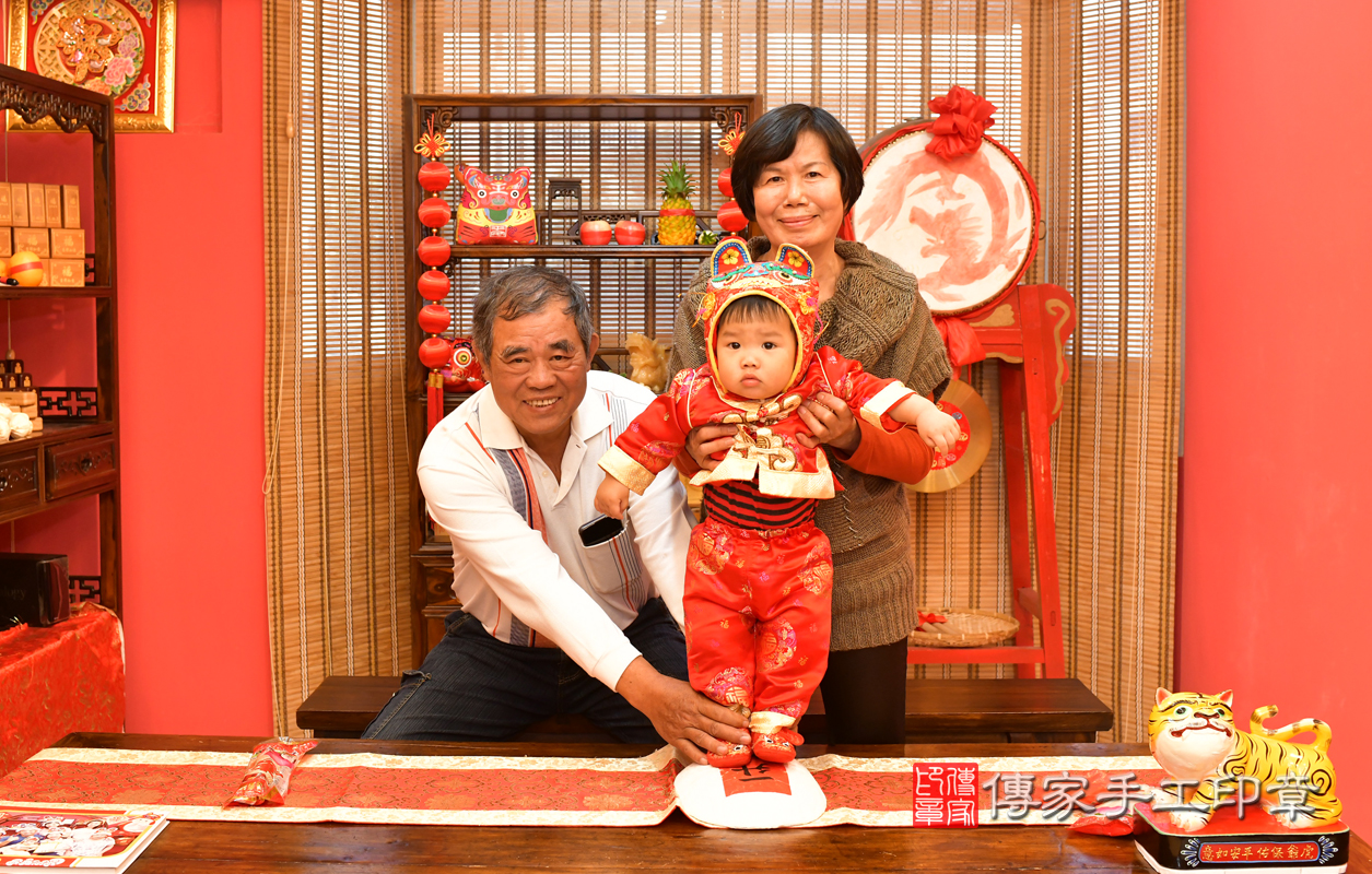 鳳山區楊寶寶古禮抓周：抓周儀式【踏一升餅】。照片1