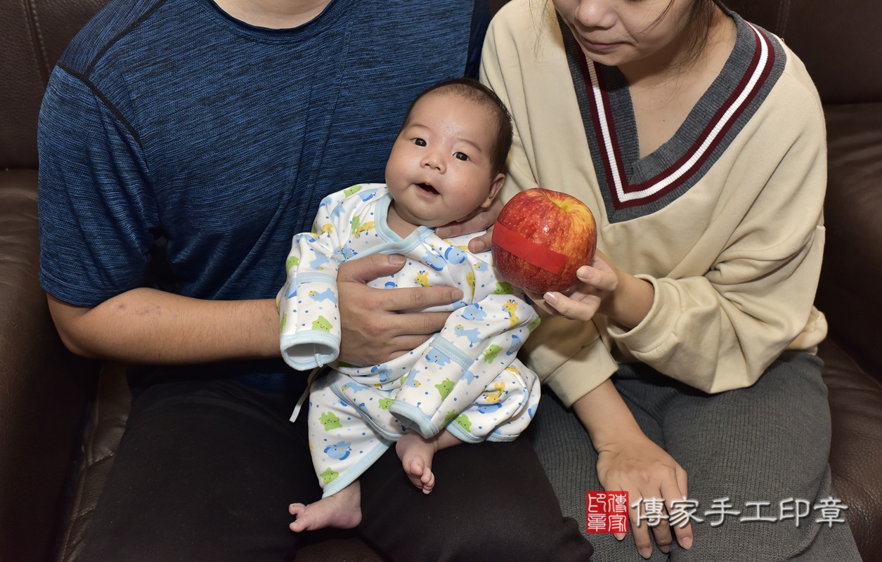 剃胎毛、滿月剃頭、嬰兒剃頭、嬰兒理髮、嬰兒剃髮、嬰兒剃胎毛、嬰兒滿月剃頭、寶寶剃頭、剃胎毛儀式、剃胎毛吉祥話、滿月剃頭儀式、滿月剃頭吉祥話、寶寶剃胎毛、寶寶滿月剃頭理髮、 新北市新店區剃胎毛、新北市新店區滿月剃頭、新北市新店區嬰兒剃頭剃胎毛、新北市新店區嬰兒理髮、新北市嬰兒剃髮、 陳寶寶(新北市新店區到府嬰兒寶寶滿月剃頭理髮、到府嬰兒剃胎毛儀式吉祥話)。到府剃頭剃胎毛主持、專業拍照、DVD光碟、證書。★購買「臍帶章、肚臍章、胎毛筆刷印章」贈送：剃頭、收涎、抓周，三選一。2020.11.27照片15