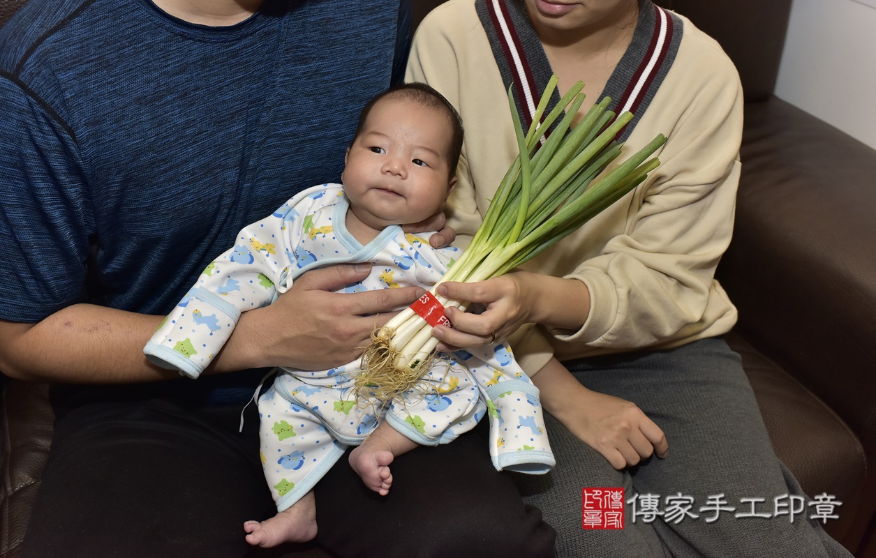 剃胎毛、滿月剃頭、嬰兒剃頭、嬰兒理髮、嬰兒剃髮、嬰兒剃胎毛、嬰兒滿月剃頭、寶寶剃頭、剃胎毛儀式、剃胎毛吉祥話、滿月剃頭儀式、滿月剃頭吉祥話、寶寶剃胎毛、寶寶滿月剃頭理髮、 新北市新店區剃胎毛、新北市新店區滿月剃頭、新北市新店區嬰兒剃頭剃胎毛、新北市新店區嬰兒理髮、新北市嬰兒剃髮、 陳寶寶(新北市新店區到府嬰兒寶寶滿月剃頭理髮、到府嬰兒剃胎毛儀式吉祥話)。到府剃頭剃胎毛主持、專業拍照、DVD光碟、證書。★購買「臍帶章、肚臍章、胎毛筆刷印章」贈送：剃頭、收涎、抓周，三選一。2020.11.27照片21