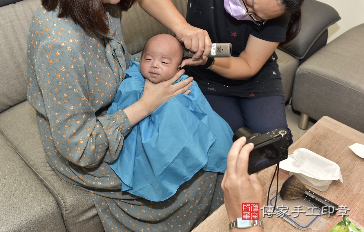 剃胎毛、滿月剃頭、嬰兒剃頭、嬰兒理髮、嬰兒剃髮、嬰兒剃胎毛、嬰兒滿月剃頭、寶寶剃頭、剃胎毛儀式、剃胎毛吉祥話、滿月剃頭儀式、滿月剃頭吉祥話、寶寶剃胎毛、寶寶滿月剃頭理髮、 台北市內湖區剃胎毛、台北市內湖區滿月剃頭、台北市內湖區嬰兒剃頭剃胎毛、台北市內湖區嬰兒理髮、台北市嬰兒剃髮、 楊寶寶(台北市內湖區到府嬰兒寶寶滿月剃頭理髮、到府嬰兒剃胎毛儀式吉祥話)。到府剃頭剃胎毛主持、專業拍照、DVD光碟、證書。★購買「臍帶章、肚臍章、胎毛筆刷印章」贈送：剃頭、收涎、抓周，三選一。2020.11.27照片33