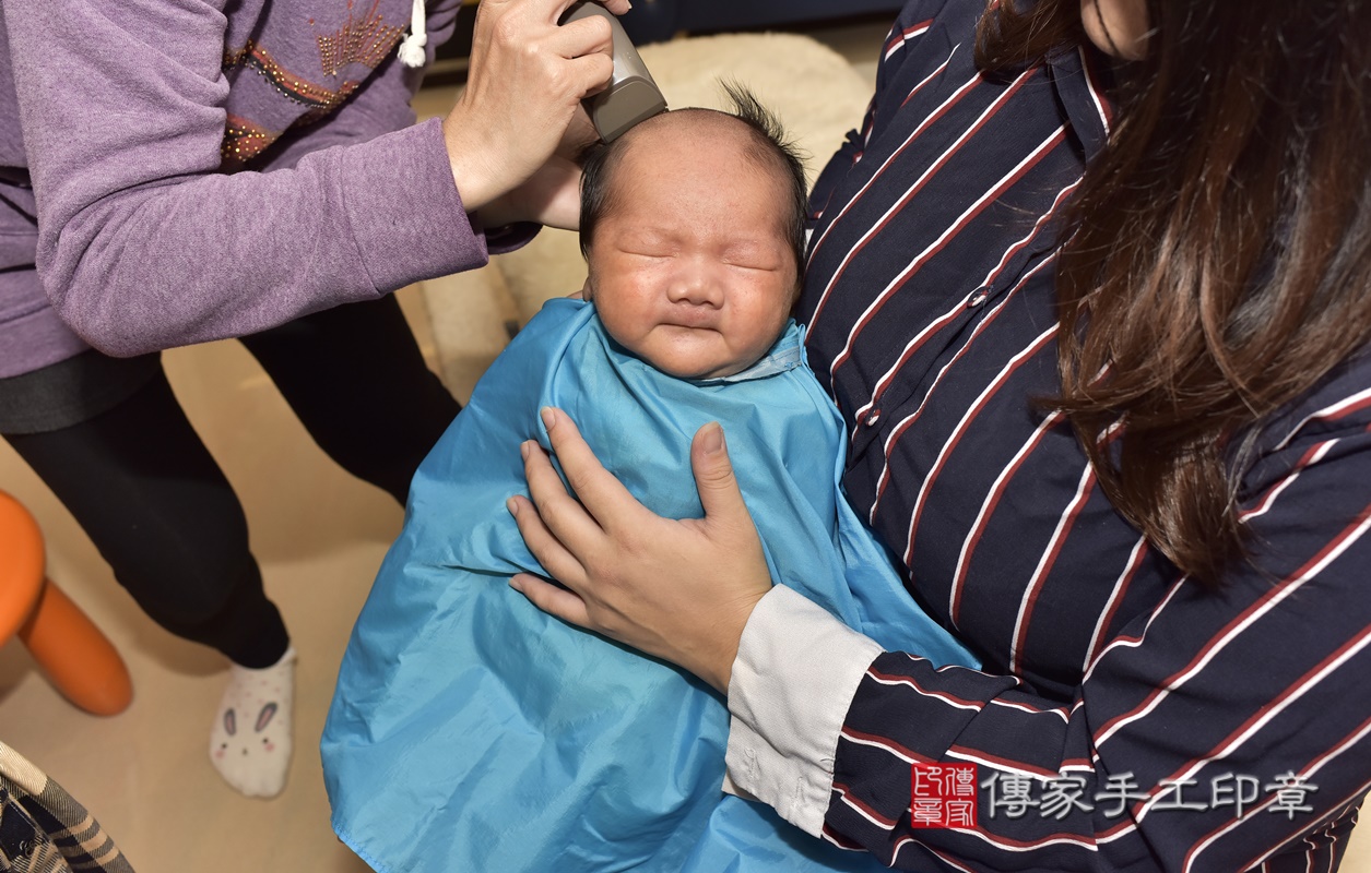 剃胎毛、滿月剃頭、嬰兒剃頭、嬰兒理髮、嬰兒剃髮、嬰兒剃胎毛、嬰兒滿月剃頭、寶寶剃頭、剃胎毛儀式、剃胎毛吉祥話、滿月剃頭儀式、滿月剃頭吉祥話、寶寶剃胎毛、寶寶滿月剃頭理髮、 桃園市觀音區剃胎毛、桃園市觀音區滿月剃頭、桃園市觀音區嬰兒剃頭剃胎毛、桃園市觀音區嬰兒理髮、桃園市嬰兒剃髮、 呂寶寶(桃園市觀音區到府嬰兒寶寶滿月剃頭理髮、到府嬰兒剃胎毛儀式吉祥話)。到府剃頭剃胎毛主持、專業拍照、DVD光碟、證書。★購買「臍帶章、肚臍章、胎毛筆刷印章」贈送：剃頭、收涎、抓周，三選一。2020.12.03照片32