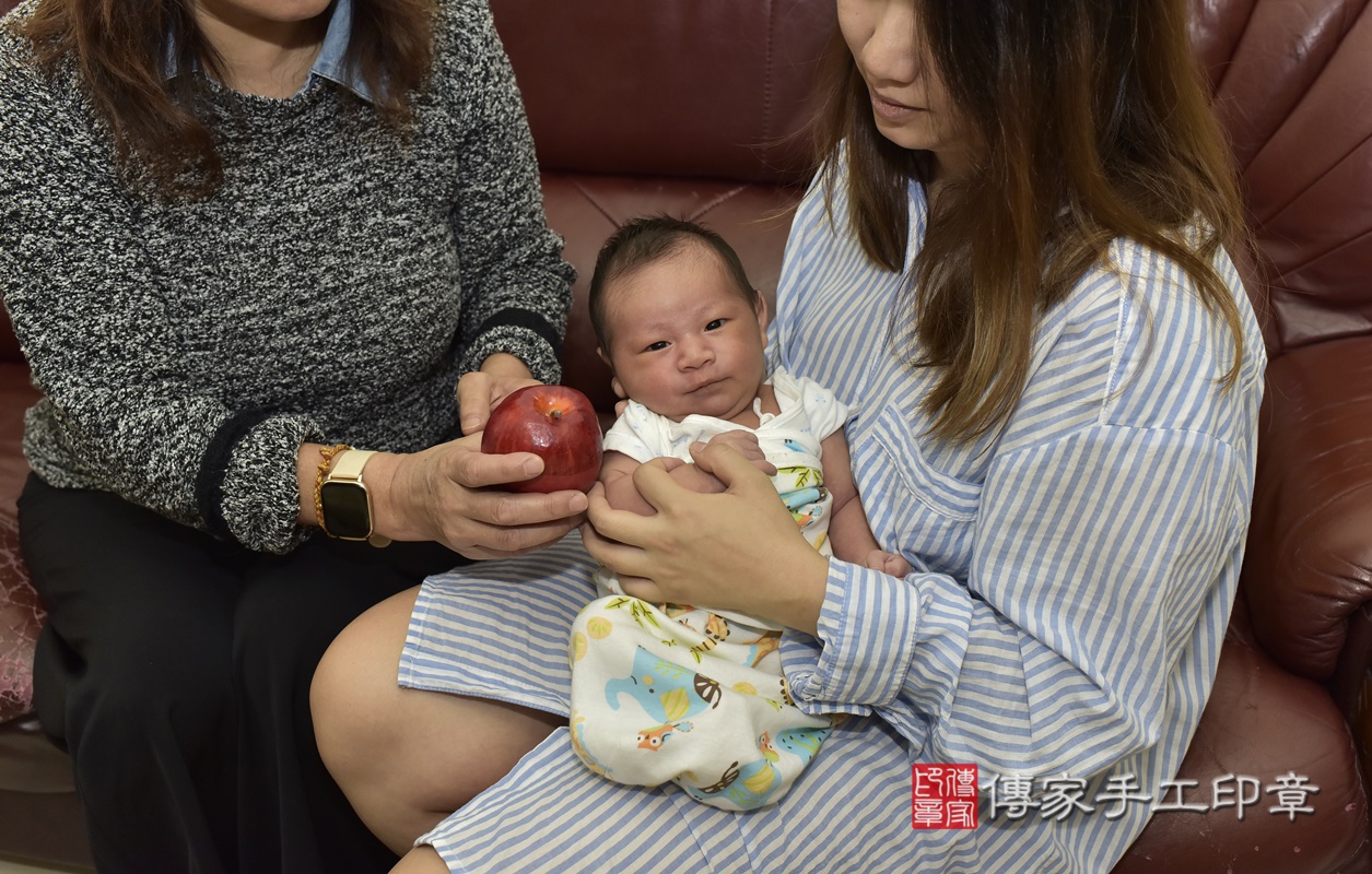 剃胎毛、滿月剃頭、嬰兒剃頭、嬰兒理髮、嬰兒剃髮、嬰兒剃胎毛、嬰兒滿月剃頭、寶寶剃頭、剃胎毛儀式、剃胎毛吉祥話、滿月剃頭儀式、滿月剃頭吉祥話、寶寶剃胎毛、寶寶滿月剃頭理髮、 台北市北投區剃胎毛、台北市北投區滿月剃頭、台北市北投區嬰兒剃頭剃胎毛、台北市北投區嬰兒理髮、台北市嬰兒剃髮、 高寶寶(台北市北投區到府嬰兒寶寶滿月剃頭理髮、到府嬰兒剃胎毛儀式吉祥話)。到府剃頭剃胎毛主持、專業拍照、DVD光碟、證書。★購買「臍帶章、肚臍章、胎毛筆刷印章」贈送：剃頭、收涎、抓周，三選一。2020.12.08照片14