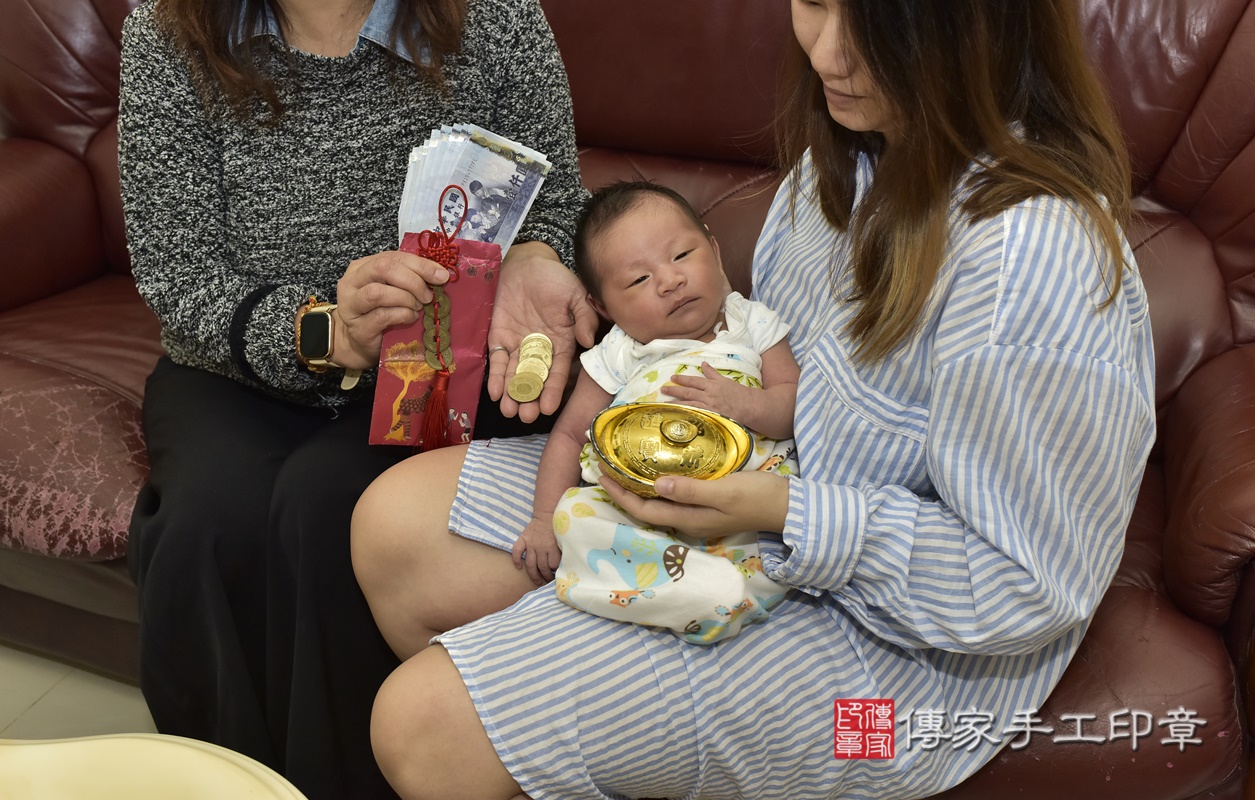 剃胎毛、滿月剃頭、嬰兒剃頭、嬰兒理髮、嬰兒剃髮、嬰兒剃胎毛、嬰兒滿月剃頭、寶寶剃頭、剃胎毛儀式、剃胎毛吉祥話、滿月剃頭儀式、滿月剃頭吉祥話、寶寶剃胎毛、寶寶滿月剃頭理髮、 台北市北投區剃胎毛、台北市北投區滿月剃頭、台北市北投區嬰兒剃頭剃胎毛、台北市北投區嬰兒理髮、台北市嬰兒剃髮、 高寶寶(台北市北投區到府嬰兒寶寶滿月剃頭理髮、到府嬰兒剃胎毛儀式吉祥話)。到府剃頭剃胎毛主持、專業拍照、DVD光碟、證書。★購買「臍帶章、肚臍章、胎毛筆刷印章」贈送：剃頭、收涎、抓周，三選一。2020.12.08照片24