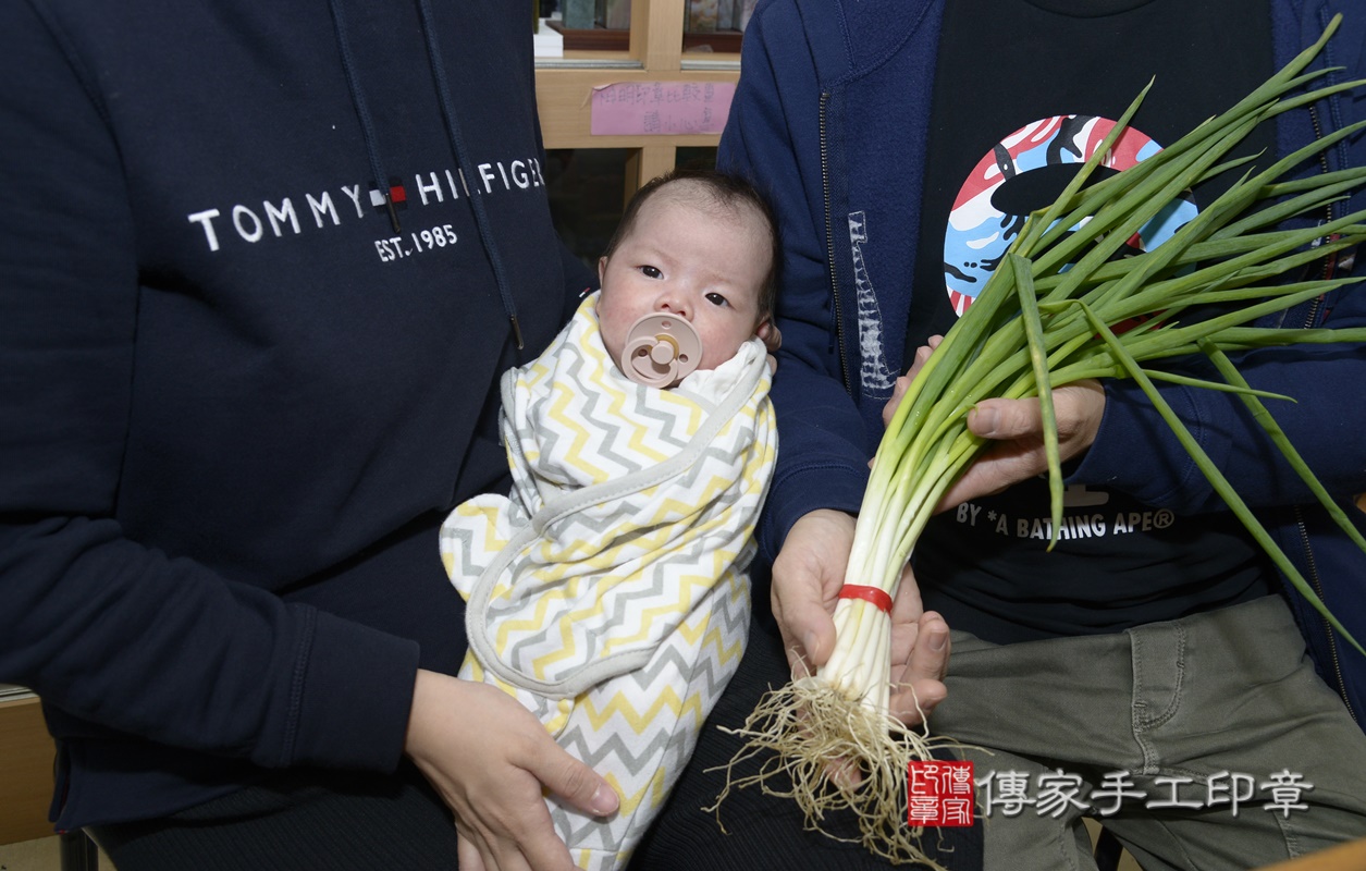 剃胎毛、滿月剃頭、嬰兒剃頭、嬰兒理髮、嬰兒剃髮、嬰兒剃胎毛、嬰兒滿月剃頭、寶寶剃頭、剃胎毛儀式、剃胎毛吉祥話、滿月剃頭儀式、滿月剃頭吉祥話、寶寶剃胎毛、寶寶滿月剃頭理髮、 新北市永和區剃胎毛、新北市永和區滿月剃頭、新北市永和區嬰兒剃頭剃胎毛、新北市永和區嬰兒理髮、新北市嬰兒剃髮、 王寶寶(新北市永和區嬰兒寶寶滿月剃頭理髮、嬰兒剃胎毛儀式吉祥話)。中國風會場，爸媽寶貝穿「日中韓」古裝禮服。專業拍照、DVD光碟、證書。★購買「臍帶章、肚臍章、胎毛筆刷印章」贈送：剃頭、收涎、抓周，三選一。2020.12.12照片16