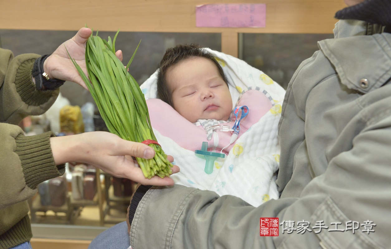 剃胎毛、滿月剃頭、嬰兒剃頭、嬰兒理髮、嬰兒剃髮、嬰兒剃胎毛、嬰兒滿月剃頭、寶寶剃頭、剃胎毛儀式、剃胎毛吉祥話、滿月剃頭儀式、滿月剃頭吉祥話、寶寶剃胎毛、寶寶滿月剃頭理髮、 新北市永和區剃胎毛、新北市永和區滿月剃頭、新北市永和區嬰兒剃頭剃胎毛、新北市永和區嬰兒理髮、新北市嬰兒剃髮、 曾寶寶(新北市永和區嬰兒寶寶滿月剃頭理髮、嬰兒剃胎毛儀式吉祥話)。中國風會場，爸媽寶貝穿「日中韓」古裝禮服。專業拍照、DVD光碟、證書。★購買「臍帶章、肚臍章、胎毛筆刷印章」贈送：剃頭、收涎、抓周，三選一。2020.12.19照片13