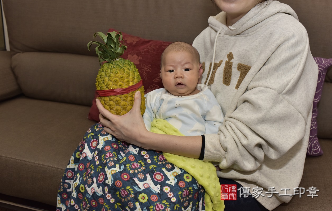 剃胎毛、滿月剃頭、嬰兒剃頭、嬰兒理髮、嬰兒剃髮、嬰兒剃胎毛、嬰兒滿月剃頭、寶寶剃頭、剃胎毛儀式、剃胎毛吉祥話、滿月剃頭儀式、滿月剃頭吉祥話、寶寶剃胎毛、寶寶滿月剃頭理髮、 桃園市龜山區剃胎毛、桃園市龜山區滿月剃頭、桃園市龜山區嬰兒剃頭剃胎毛、桃園市龜山區嬰兒理髮、桃園市嬰兒剃髮、 李寶寶(桃園市龜山區到府嬰兒寶寶滿月剃頭理髮、到府嬰兒剃胎毛儀式吉祥話)。到府剃頭剃胎毛主持、專業拍照、DVD光碟、證書。★購買「臍帶章、肚臍章、胎毛筆刷印章」贈送：剃頭、收涎、抓周，三選一。2020.12.20照片23