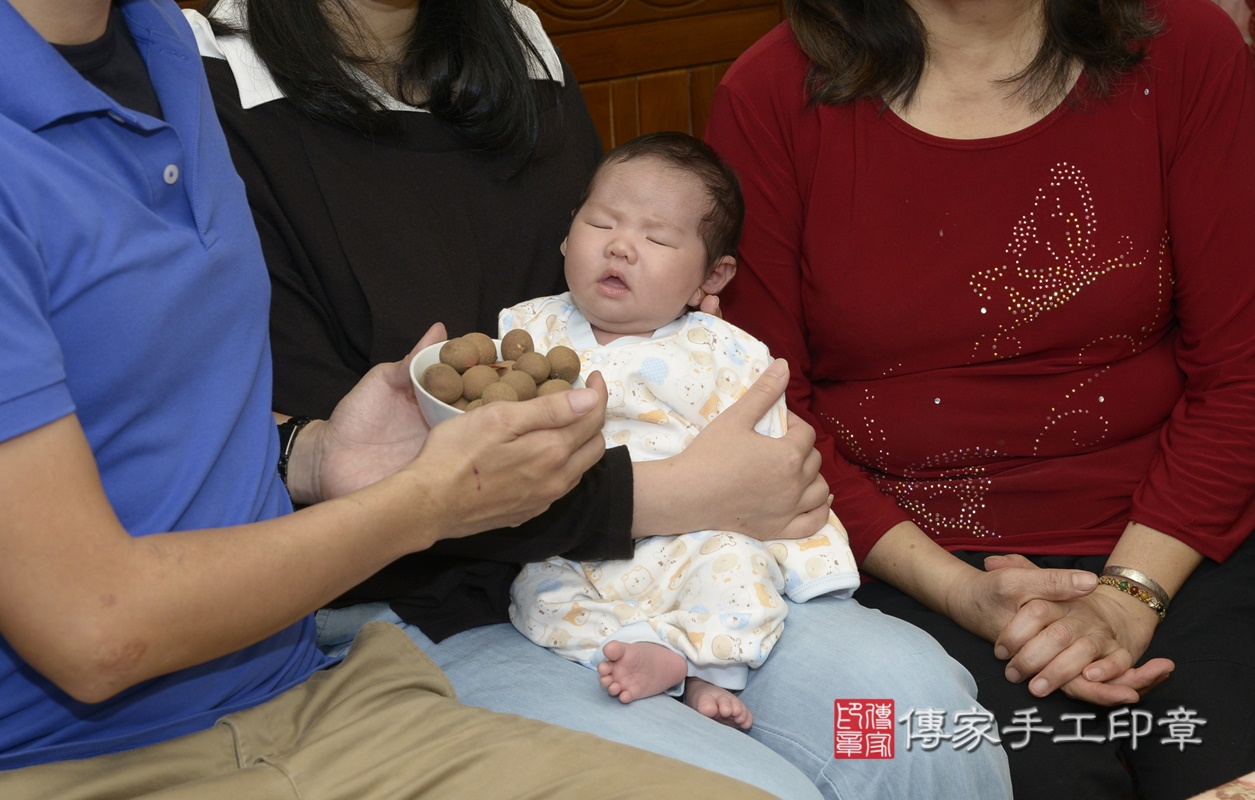 剃胎毛、滿月剃頭、嬰兒剃頭、嬰兒理髮、嬰兒剃髮、嬰兒剃胎毛、嬰兒滿月剃頭、寶寶剃頭、剃胎毛儀式、剃胎毛吉祥話、滿月剃頭儀式、滿月剃頭吉祥話、寶寶剃胎毛、寶寶滿月剃頭理髮、 新北市板橋區剃胎毛、新北市板橋區滿月剃頭、新北市板橋區嬰兒剃頭剃胎毛、新北市板橋區嬰兒理髮、新北市嬰兒剃髮、 陳寶寶(新北市板橋區到府嬰兒寶寶滿月剃頭理髮、到府嬰兒剃胎毛儀式吉祥話)。到府剃頭剃胎毛主持、專業拍照、DVD光碟、證書。★購買「臍帶章、肚臍章、胎毛筆刷印章」贈送：剃頭、收涎、抓周，三選一。2020.12.22照片14