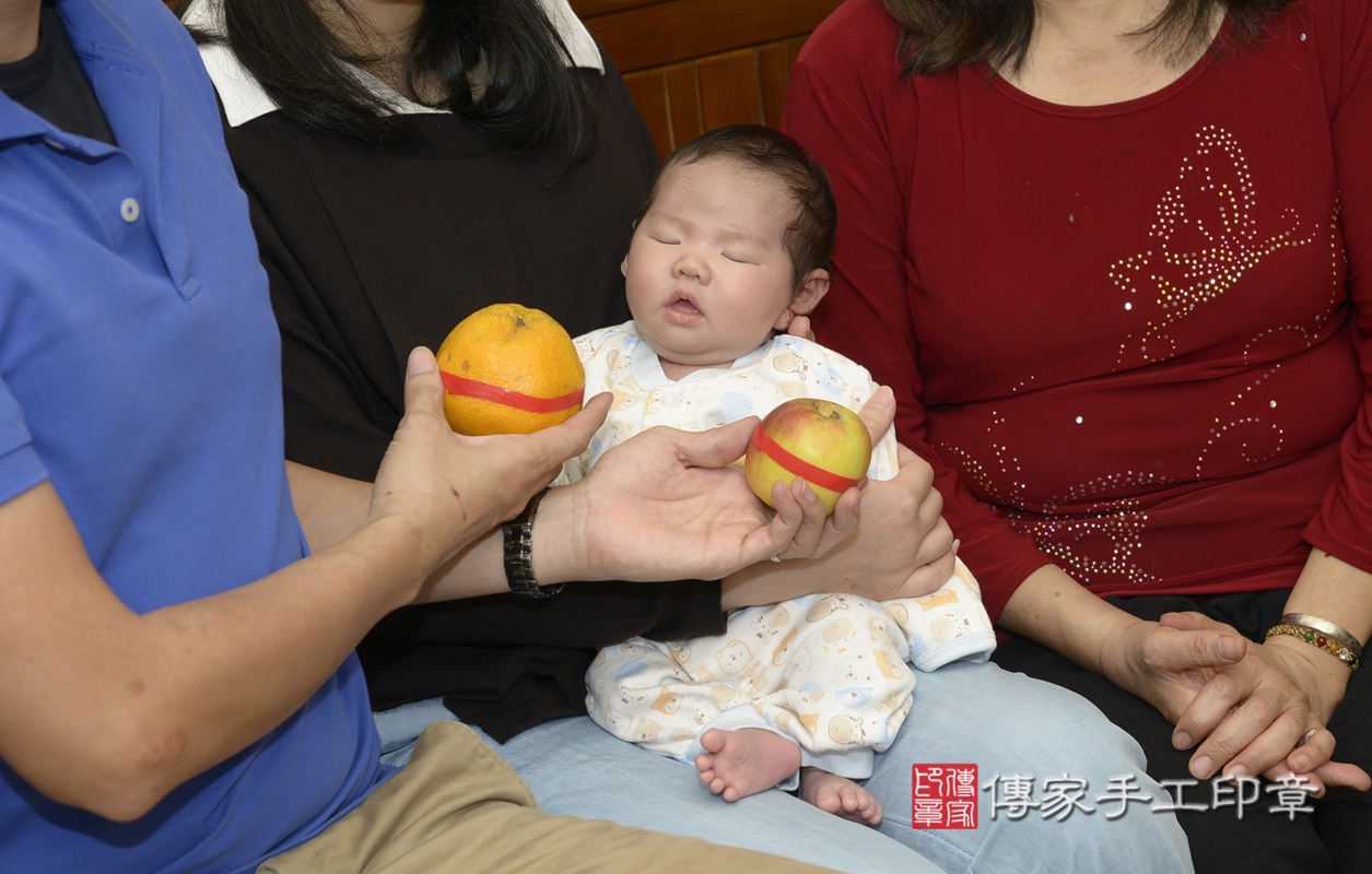 剃胎毛、滿月剃頭、嬰兒剃頭、嬰兒理髮、嬰兒剃髮、嬰兒剃胎毛、嬰兒滿月剃頭、寶寶剃頭、剃胎毛儀式、剃胎毛吉祥話、滿月剃頭儀式、滿月剃頭吉祥話、寶寶剃胎毛、寶寶滿月剃頭理髮、 新北市板橋區剃胎毛、新北市板橋區滿月剃頭、新北市板橋區嬰兒剃頭剃胎毛、新北市板橋區嬰兒理髮、新北市嬰兒剃髮、 陳寶寶(新北市板橋區到府嬰兒寶寶滿月剃頭理髮、到府嬰兒剃胎毛儀式吉祥話)。到府剃頭剃胎毛主持、專業拍照、DVD光碟、證書。★購買「臍帶章、肚臍章、胎毛筆刷印章」贈送：剃頭、收涎、抓周，三選一。2020.12.22照片16