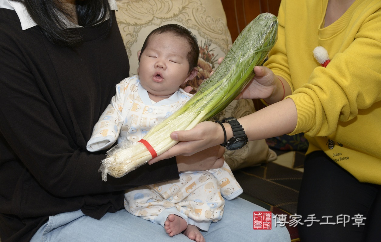 剃胎毛、滿月剃頭、嬰兒剃頭、嬰兒理髮、嬰兒剃髮、嬰兒剃胎毛、嬰兒滿月剃頭、寶寶剃頭、剃胎毛儀式、剃胎毛吉祥話、滿月剃頭儀式、滿月剃頭吉祥話、寶寶剃胎毛、寶寶滿月剃頭理髮、 新北市板橋區剃胎毛、新北市板橋區滿月剃頭、新北市板橋區嬰兒剃頭剃胎毛、新北市板橋區嬰兒理髮、新北市嬰兒剃髮、 陳寶寶(新北市板橋區到府嬰兒寶寶滿月剃頭理髮、到府嬰兒剃胎毛儀式吉祥話)。到府剃頭剃胎毛主持、專業拍照、DVD光碟、證書。★購買「臍帶章、肚臍章、胎毛筆刷印章」贈送：剃頭、收涎、抓周，三選一。2020.12.22照片22