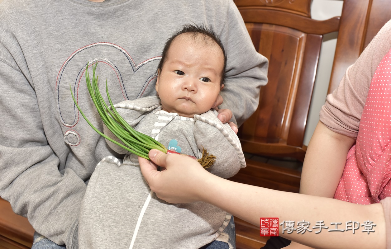 剃胎毛、滿月剃頭、嬰兒剃頭、嬰兒理髮、嬰兒剃髮、嬰兒剃胎毛、嬰兒滿月剃頭、寶寶剃頭、剃胎毛儀式、剃胎毛吉祥話、滿月剃頭儀式、滿月剃頭吉祥話、寶寶剃胎毛、寶寶滿月剃頭理髮、 新北市中和區剃胎毛、新北市中和區滿月剃頭、新北市中和區嬰兒剃頭剃胎毛、新北市中和區嬰兒理髮、新北市嬰兒剃髮、 陳寶寶(新北市中和區到府嬰兒寶寶滿月剃頭理髮、到府嬰兒剃胎毛儀式吉祥話)。到府剃頭剃胎毛主持、專業拍照、DVD光碟、證書。★購買「臍帶章、肚臍章、胎毛筆刷印章」贈送：剃頭、收涎、抓周，三選一。2020.12.28照片19