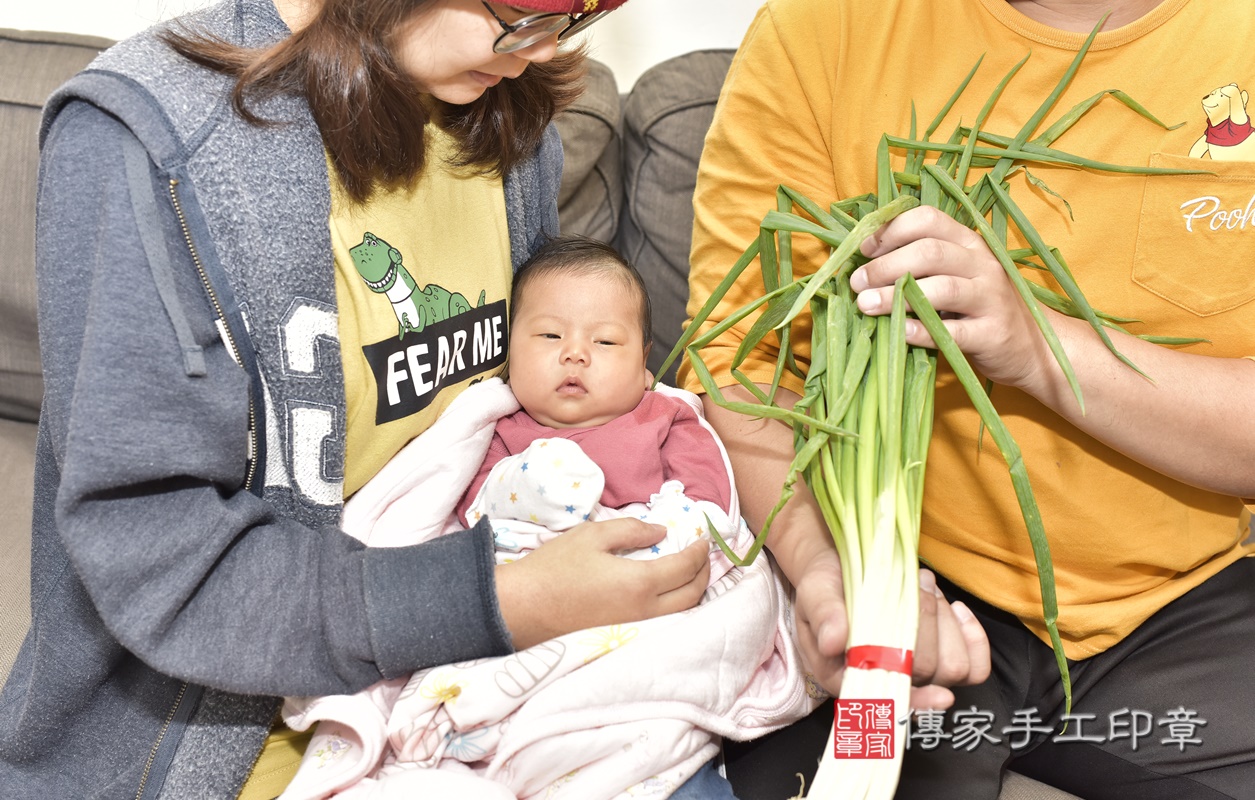 剃胎毛、滿月剃頭、嬰兒剃頭、嬰兒理髮、嬰兒剃髮、嬰兒剃胎毛、嬰兒滿月剃頭、寶寶剃頭、剃胎毛儀式、剃胎毛吉祥話、滿月剃頭儀式、滿月剃頭吉祥話、寶寶剃胎毛、寶寶滿月剃頭理髮、 新北市新莊區剃胎毛、新北市新莊區滿月剃頭、新北市新莊區嬰兒剃頭剃胎毛、新北市新莊區嬰兒理髮、新北市嬰兒剃髮、 黃寶寶(新北市新莊區到府嬰兒寶寶滿月剃頭理髮、到府嬰兒剃胎毛儀式吉祥話)。到府剃頭剃胎毛主持、專業拍照、DVD光碟、證書。★購買「臍帶章、肚臍章、胎毛筆刷印章」贈送：剃頭、收涎、抓周，三選一。2020.12.31照片15