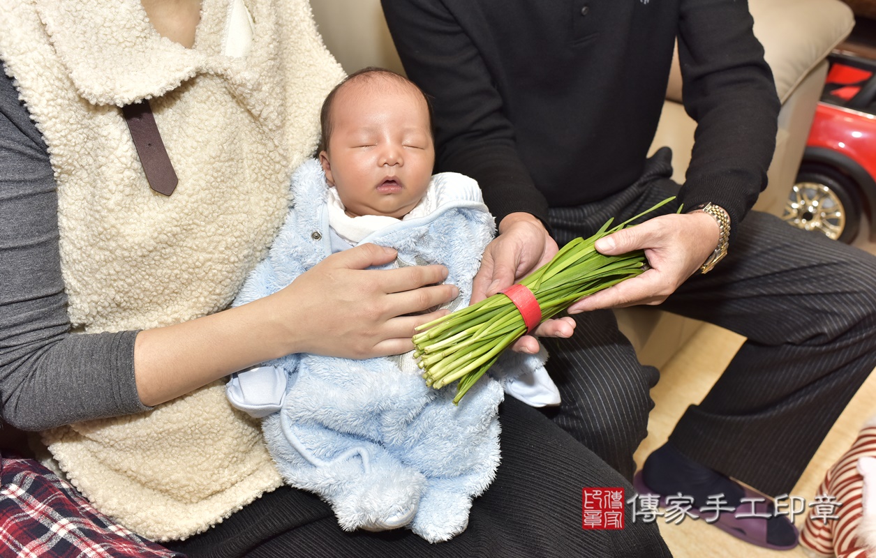 剃胎毛、滿月剃頭、嬰兒剃頭、嬰兒理髮、嬰兒剃髮、嬰兒剃胎毛、嬰兒滿月剃頭、寶寶剃頭、剃胎毛儀式、剃胎毛吉祥話、滿月剃頭儀式、滿月剃頭吉祥話、寶寶剃胎毛、寶寶滿月剃頭理髮、 台北市南港區剃胎毛、台北市南港區滿月剃頭、台北市南港區嬰兒剃頭剃胎毛、台北市南港區嬰兒理髮、台北市嬰兒剃髮、 鄭寶寶(台北市南港區到府嬰兒寶寶滿月剃頭理髮、到府嬰兒剃胎毛儀式吉祥話)。到府剃頭剃胎毛主持、專業拍照、DVD光碟、證書。★購買「臍帶章、肚臍章、胎毛筆刷印章」贈送：剃頭、收涎、抓周，三選一。2021.01.04照片20