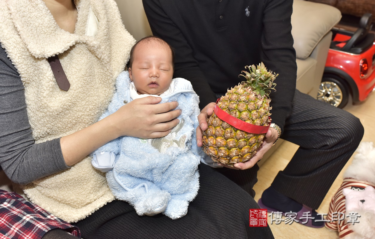 剃胎毛、滿月剃頭、嬰兒剃頭、嬰兒理髮、嬰兒剃髮、嬰兒剃胎毛、嬰兒滿月剃頭、寶寶剃頭、剃胎毛儀式、剃胎毛吉祥話、滿月剃頭儀式、滿月剃頭吉祥話、寶寶剃胎毛、寶寶滿月剃頭理髮、 台北市南港區剃胎毛、台北市南港區滿月剃頭、台北市南港區嬰兒剃頭剃胎毛、台北市南港區嬰兒理髮、台北市嬰兒剃髮、 鄭寶寶(台北市南港區到府嬰兒寶寶滿月剃頭理髮、到府嬰兒剃胎毛儀式吉祥話)。到府剃頭剃胎毛主持、專業拍照、DVD光碟、證書。★購買「臍帶章、肚臍章、胎毛筆刷印章」贈送：剃頭、收涎、抓周，三選一。2021.01.04照片28