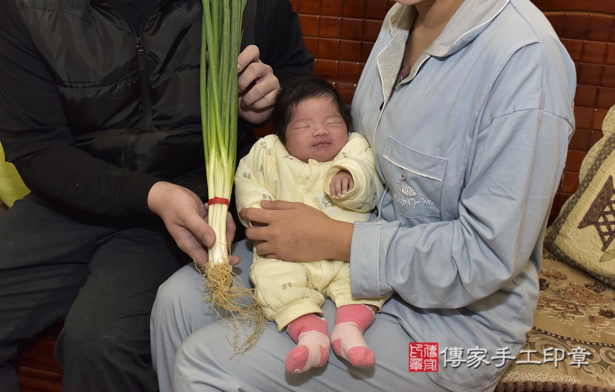 剃胎毛、滿月剃頭、嬰兒剃頭、嬰兒理髮、嬰兒剃髮、嬰兒剃胎毛、嬰兒滿月剃頭、寶寶剃頭、剃胎毛儀式、剃胎毛吉祥話、滿月剃頭儀式、滿月剃頭吉祥話、寶寶剃胎毛、寶寶滿月剃頭理髮、 桃園市龜山區剃胎毛、桃園市龜山區滿月剃頭、桃園市龜山區嬰兒剃頭剃胎毛、桃園市龜山區嬰兒理髮、桃園市嬰兒剃髮、 江寶寶(桃園市龜山區到府嬰兒寶寶滿月剃頭理髮、到府嬰兒剃胎毛儀式吉祥話)。到府剃頭剃胎毛主持、專業拍照、DVD光碟、證書。★購買「臍帶章、肚臍章、胎毛筆刷印章」贈送：剃頭、收涎、抓周，三選一。2021.01.09照片24