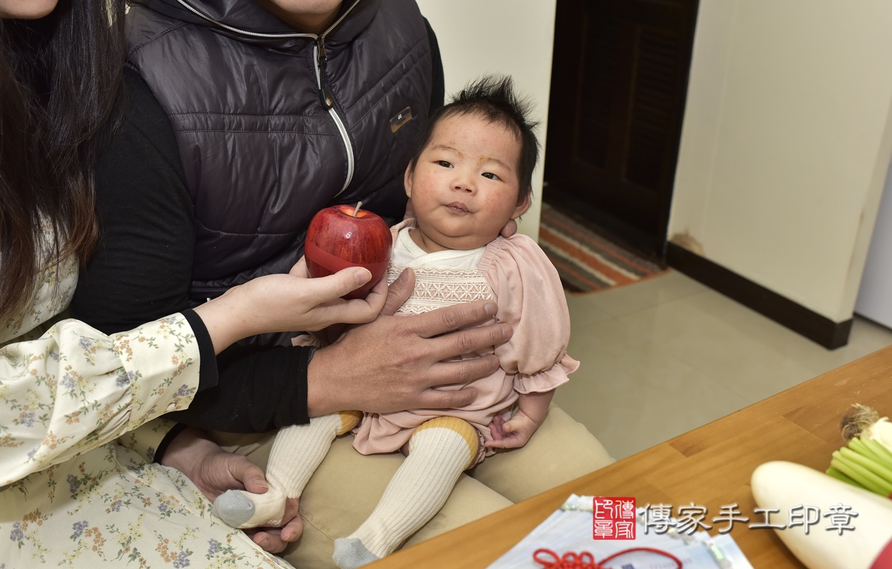 剃胎毛、滿月剃頭、嬰兒剃頭、嬰兒理髮、嬰兒剃髮、嬰兒剃胎毛、嬰兒滿月剃頭、寶寶剃頭、剃胎毛儀式、剃胎毛吉祥話、滿月剃頭儀式、滿月剃頭吉祥話、寶寶剃胎毛、寶寶滿月剃頭理髮、 新北市蘆洲區剃胎毛、新北市蘆洲區滿月剃頭、新北市蘆洲區嬰兒剃頭剃胎毛、新北市蘆洲區嬰兒理髮、新北市嬰兒剃髮、 簡寶寶(新北市蘆洲區到府嬰兒寶寶滿月剃頭理髮、到府嬰兒剃胎毛儀式吉祥話)。到府剃頭剃胎毛主持、專業拍照、DVD光碟、證書。★購買「臍帶章、肚臍章、胎毛筆刷印章」贈送：剃頭、收涎、抓周，三選一。2021.01.12照片15