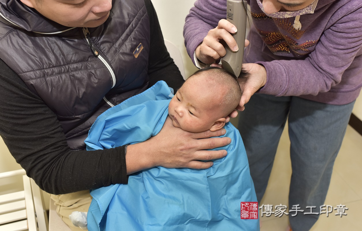 剃胎毛、滿月剃頭、嬰兒剃頭、嬰兒理髮、嬰兒剃髮、嬰兒剃胎毛、嬰兒滿月剃頭、寶寶剃頭、剃胎毛儀式、剃胎毛吉祥話、滿月剃頭儀式、滿月剃頭吉祥話、寶寶剃胎毛、寶寶滿月剃頭理髮、 新北市蘆洲區剃胎毛、新北市蘆洲區滿月剃頭、新北市蘆洲區嬰兒剃頭剃胎毛、新北市蘆洲區嬰兒理髮、新北市嬰兒剃髮、 簡寶寶(新北市蘆洲區到府嬰兒寶寶滿月剃頭理髮、到府嬰兒剃胎毛儀式吉祥話)。到府剃頭剃胎毛主持、專業拍照、DVD光碟、證書。★購買「臍帶章、肚臍章、胎毛筆刷印章」贈送：剃頭、收涎、抓周，三選一。2021.01.12照片33